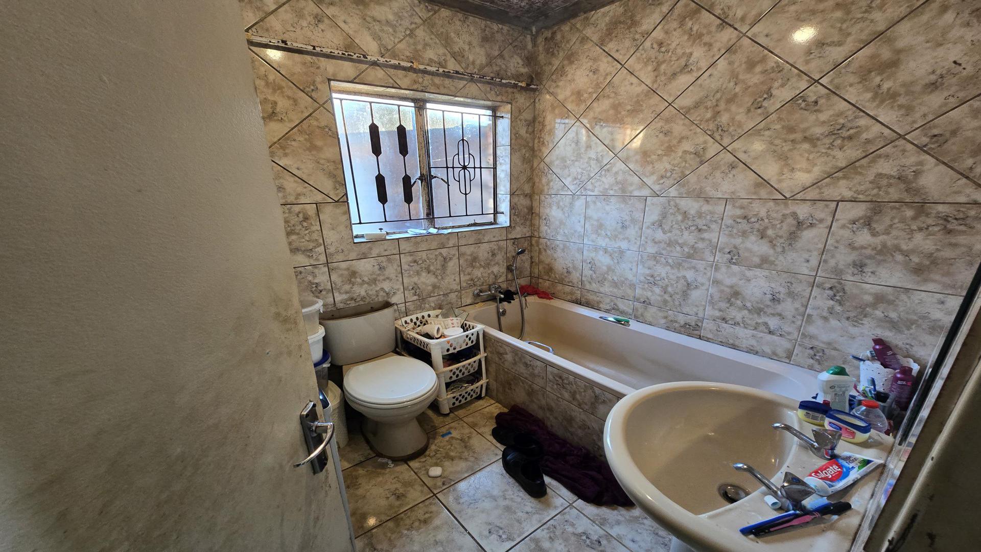 Bathroom 1 of property in White River