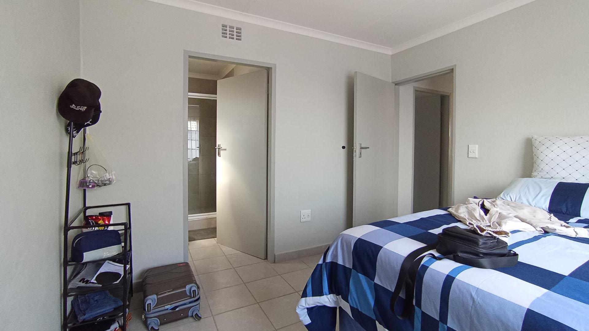 Main Bedroom - 13 square meters of property in Glenway Estate