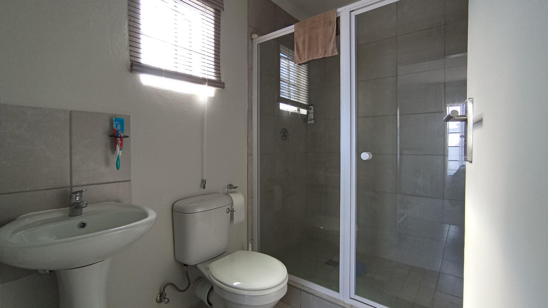 Main Bathroom - 4 square meters of property in Glenway Estate