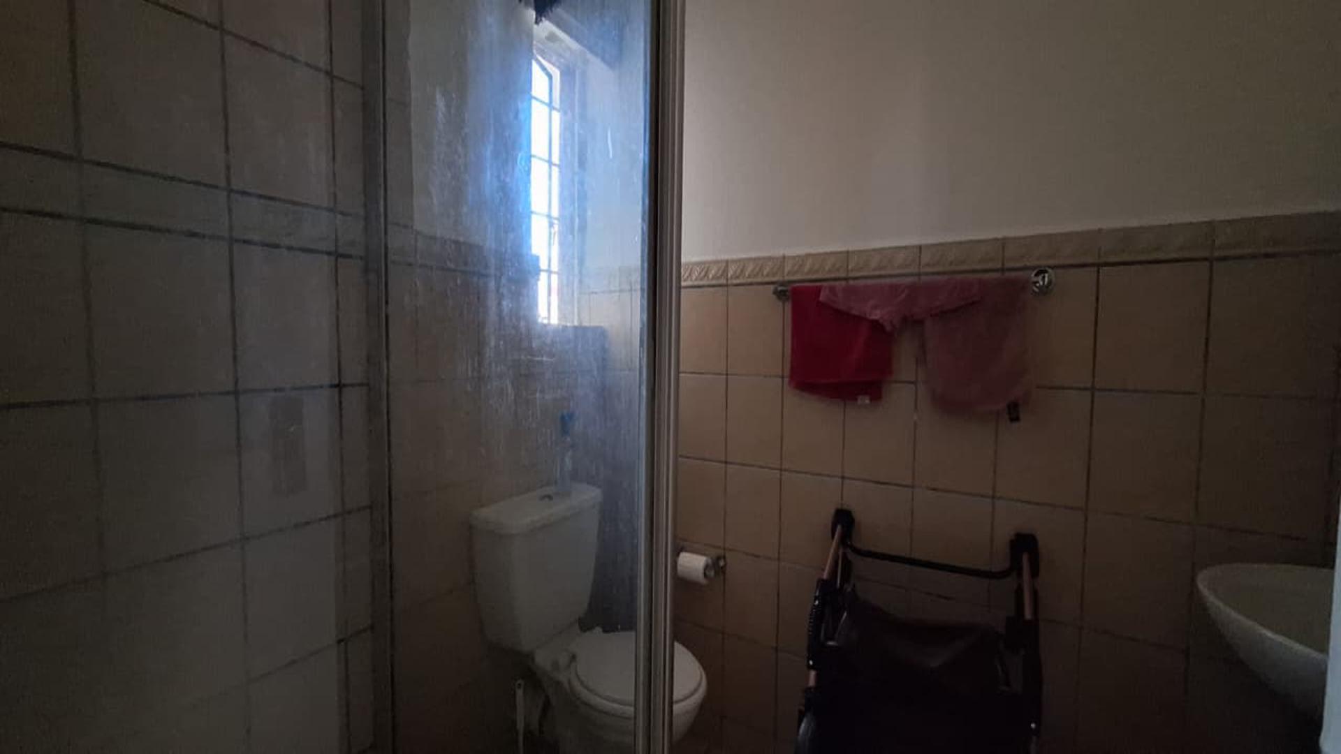 Main Bathroom - 5 square meters of property in Sundowner