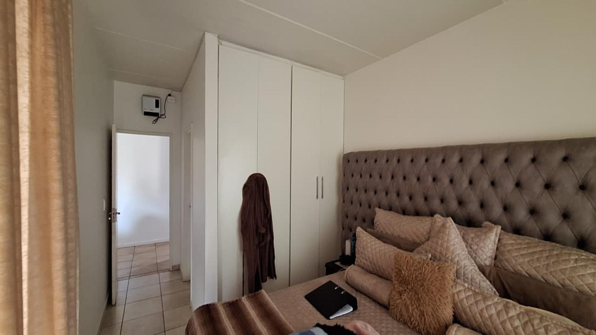 Main Bedroom - 17 square meters of property in Sundowner