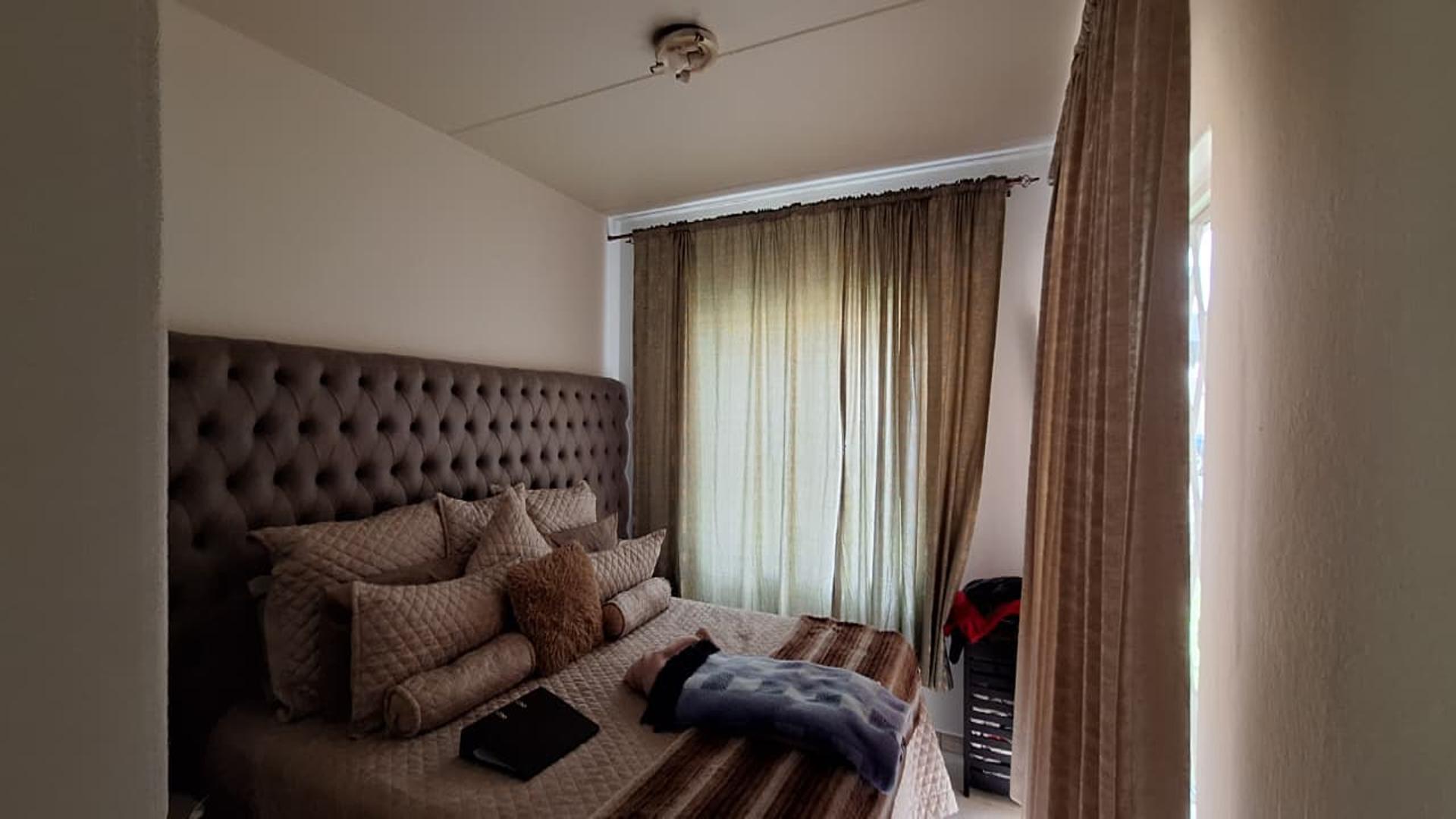Main Bedroom - 17 square meters of property in Sundowner