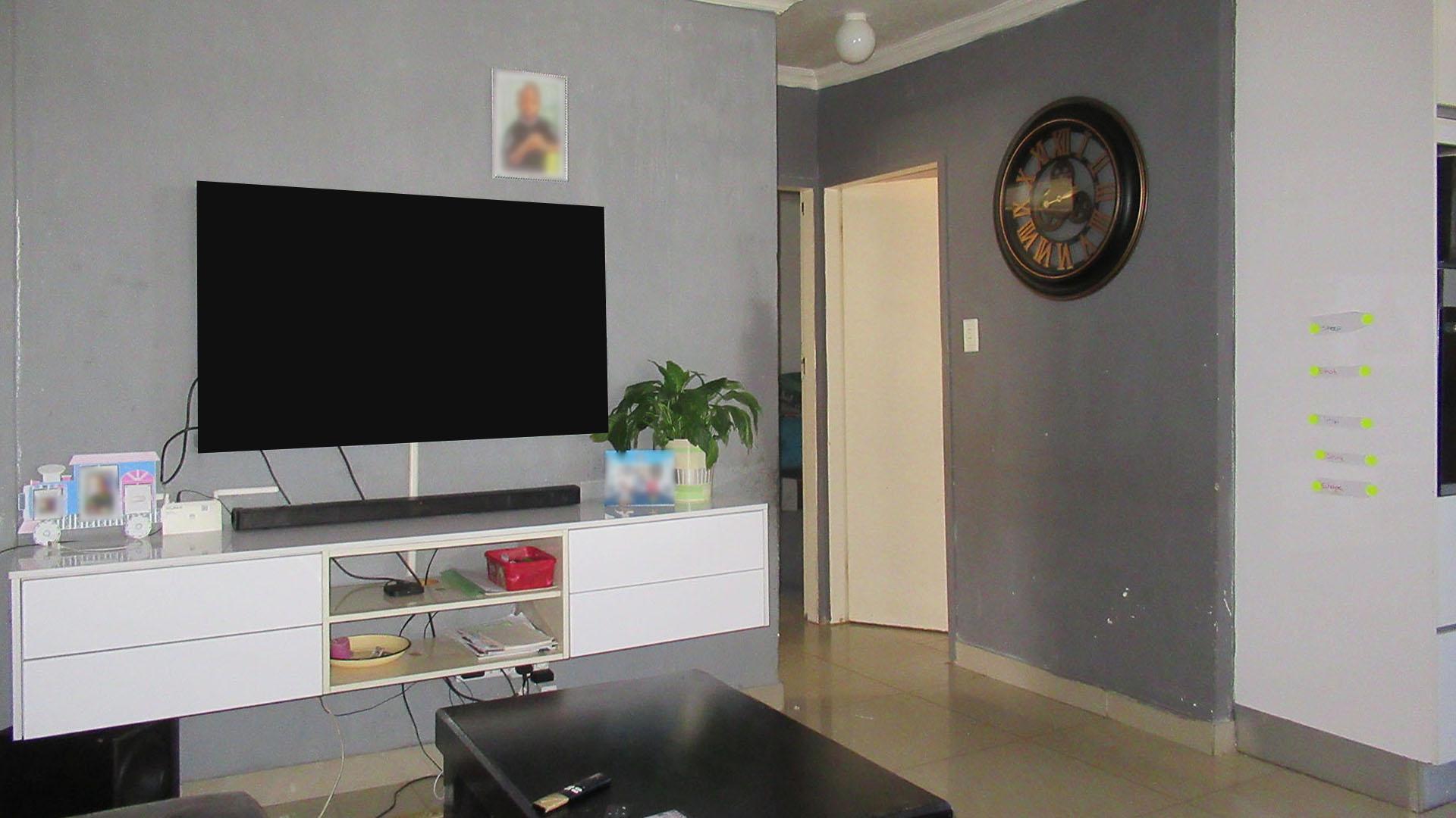 Lounges - 13 square meters of property in Savanna City