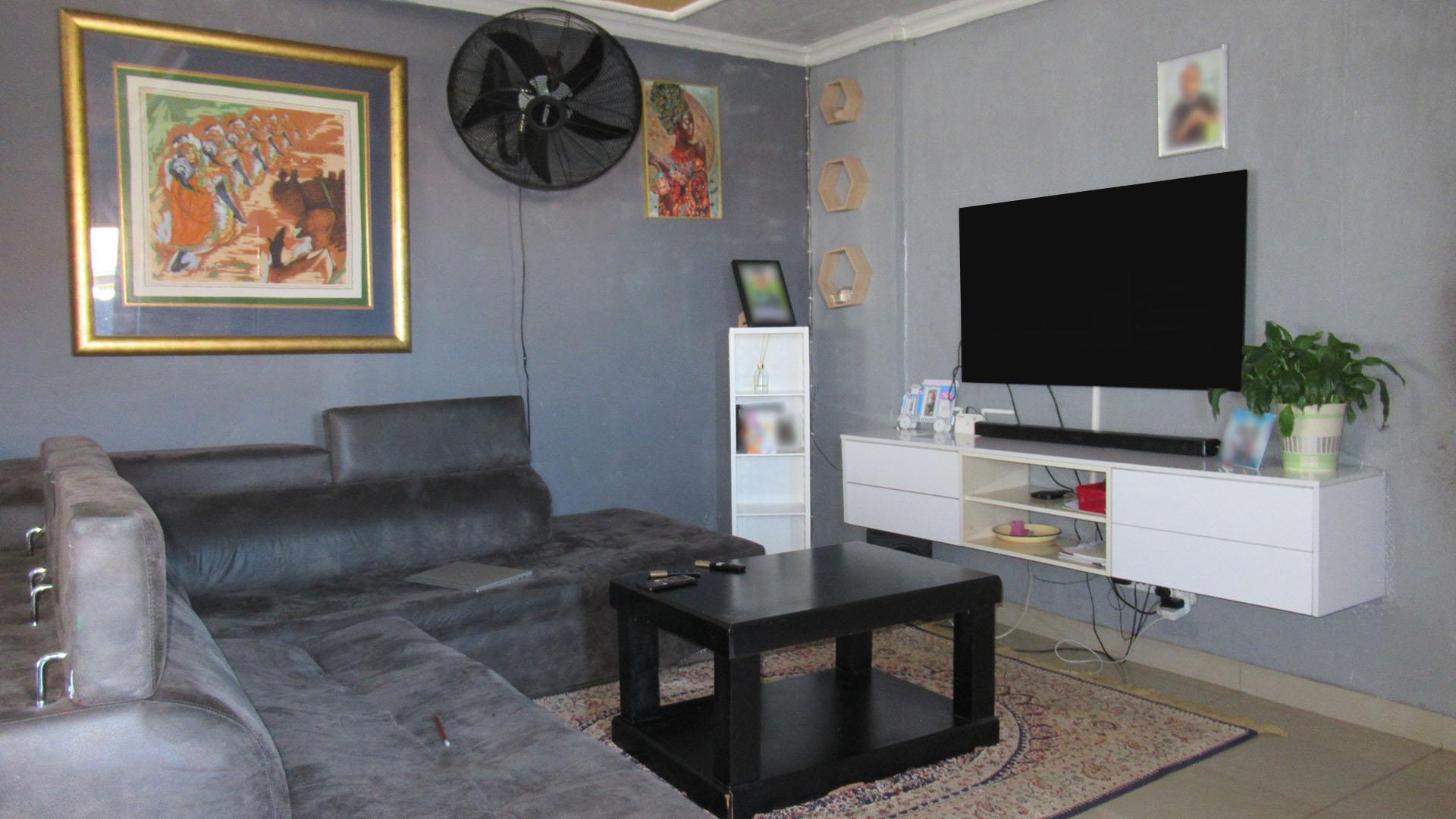 Lounges - 13 square meters of property in Savanna City