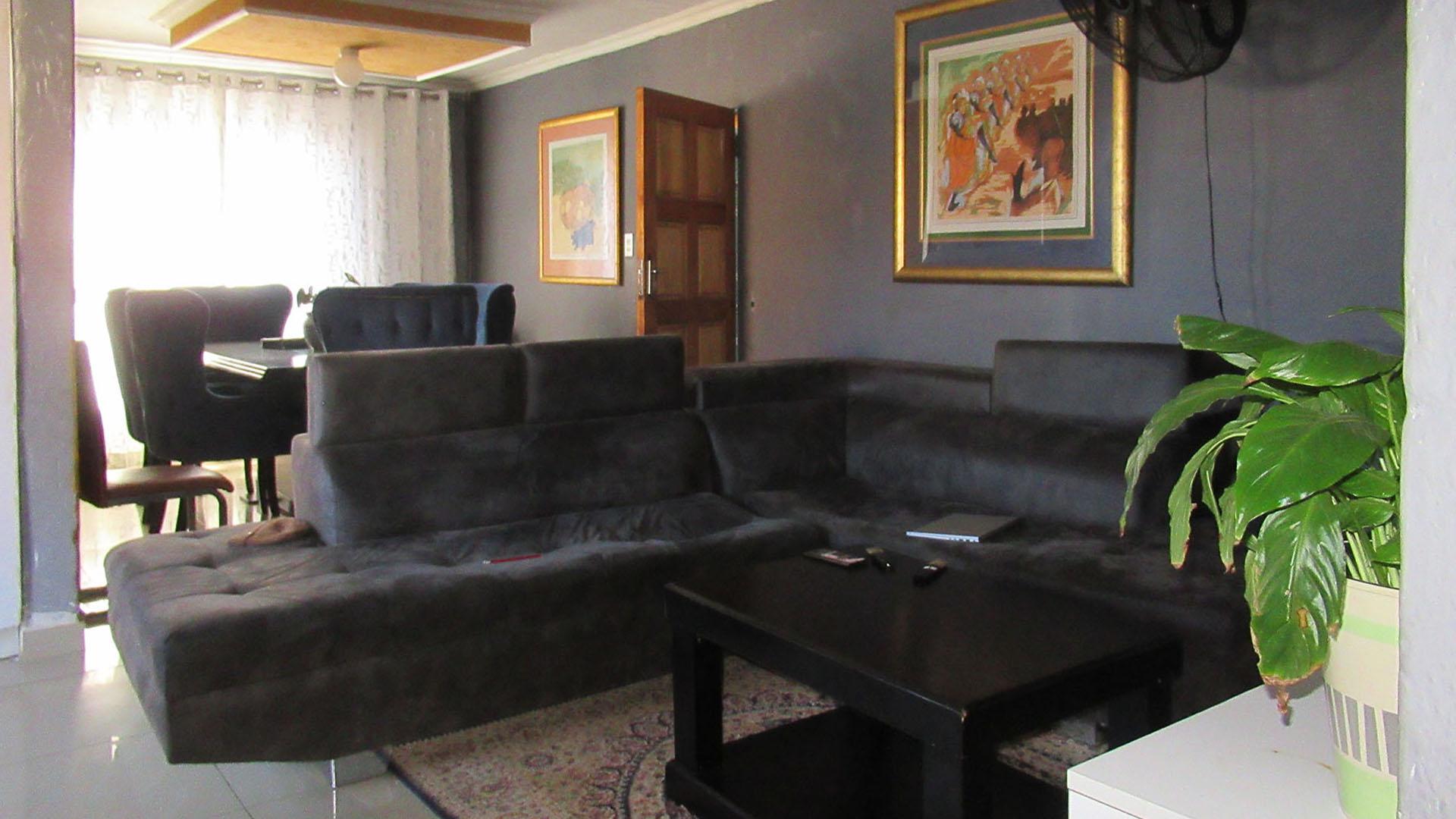 Lounges - 13 square meters of property in Savanna City