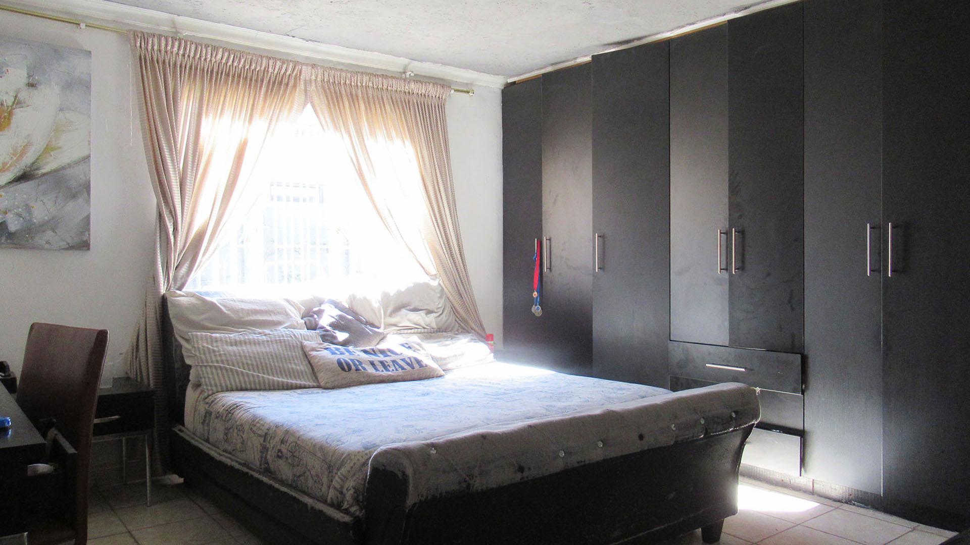 Main Bedroom - 17 square meters of property in Savanna City