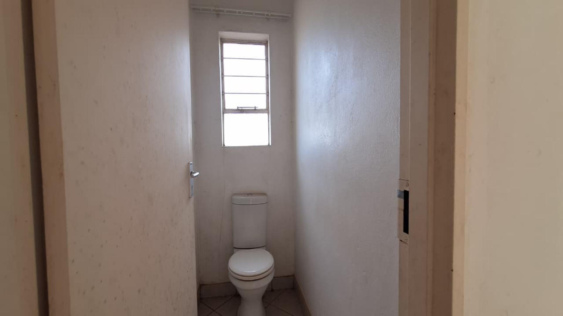 Guest Toilet - 2 square meters of property in Dawn Park