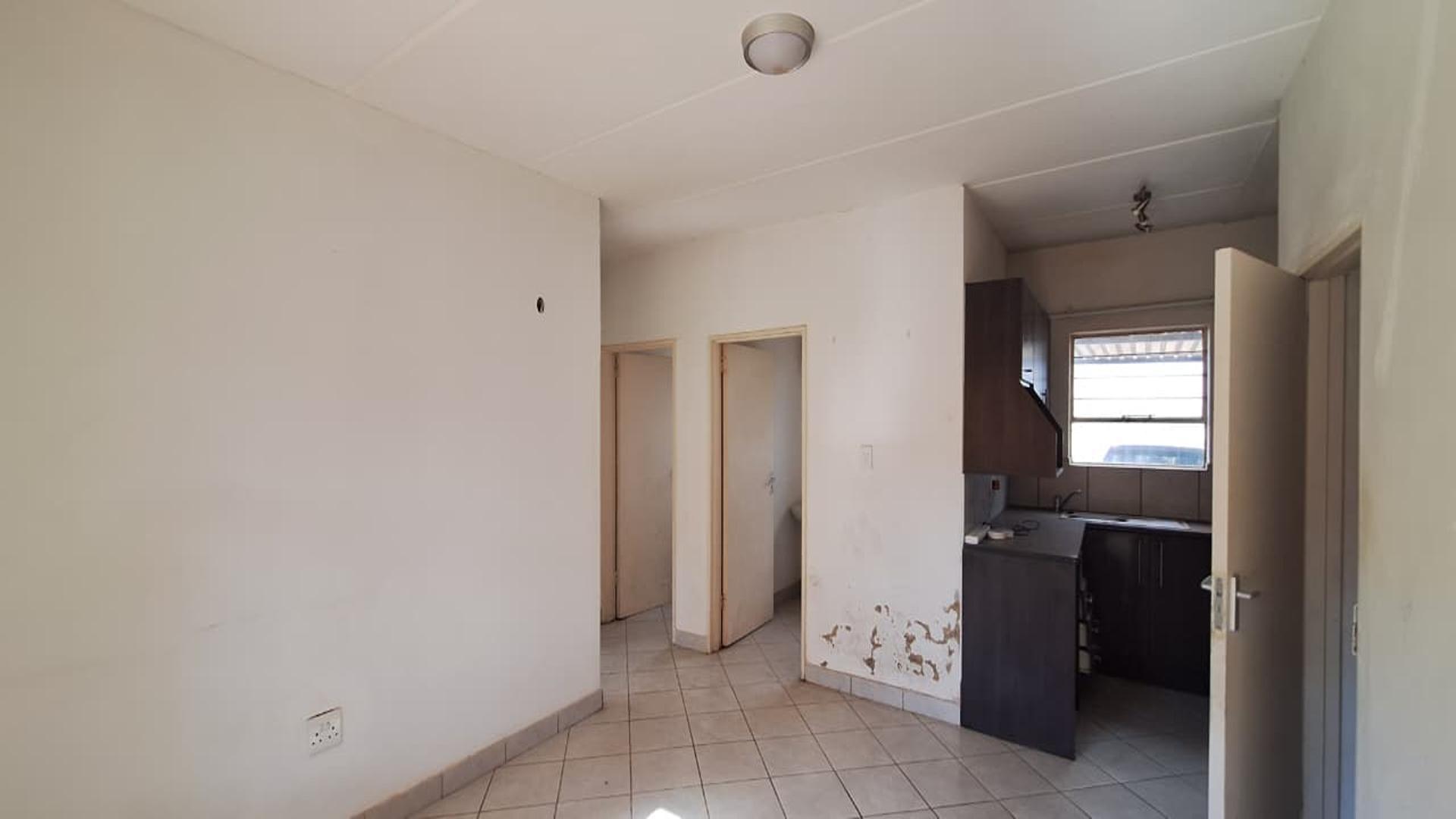 Lounges - 15 square meters of property in Dawn Park