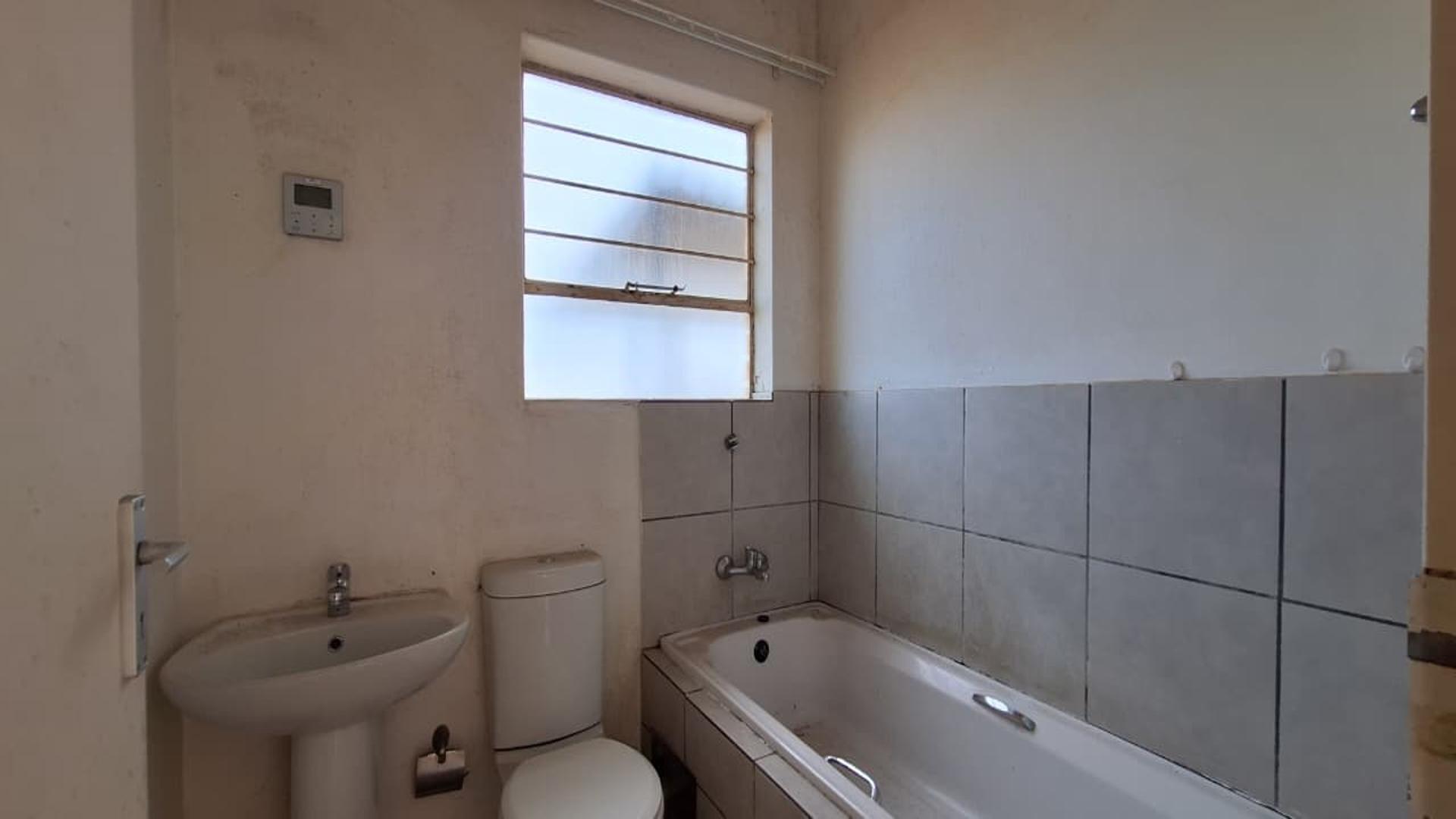 Bathroom 1 - 4 square meters of property in Dawn Park