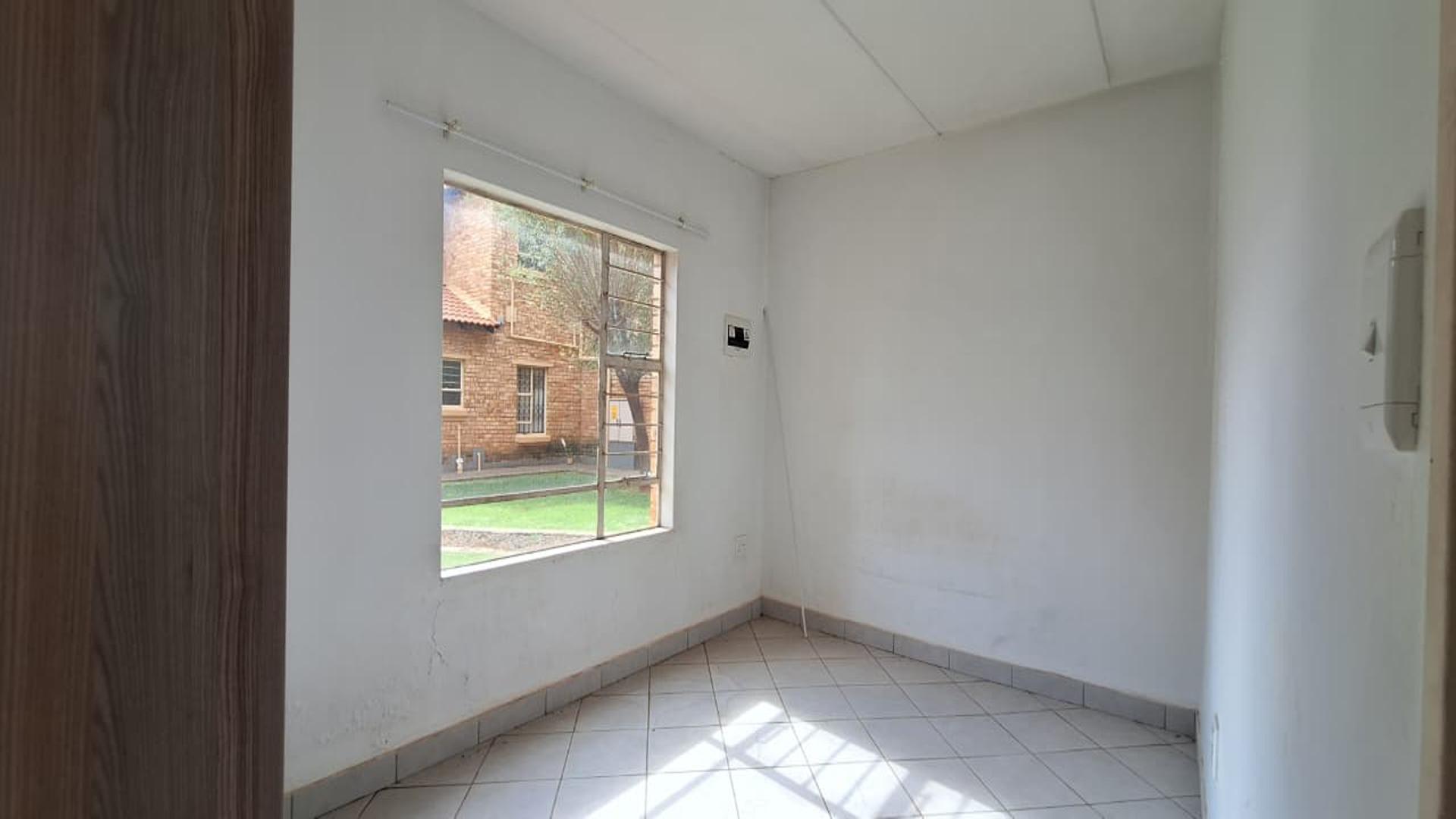Bed Room 1 - 13 square meters of property in Dawn Park
