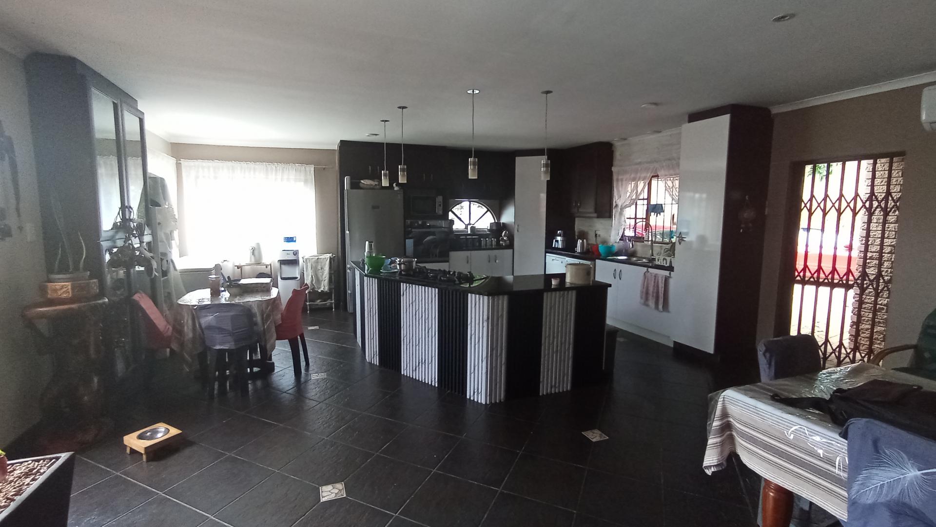 Lounges of property in Glen Hills