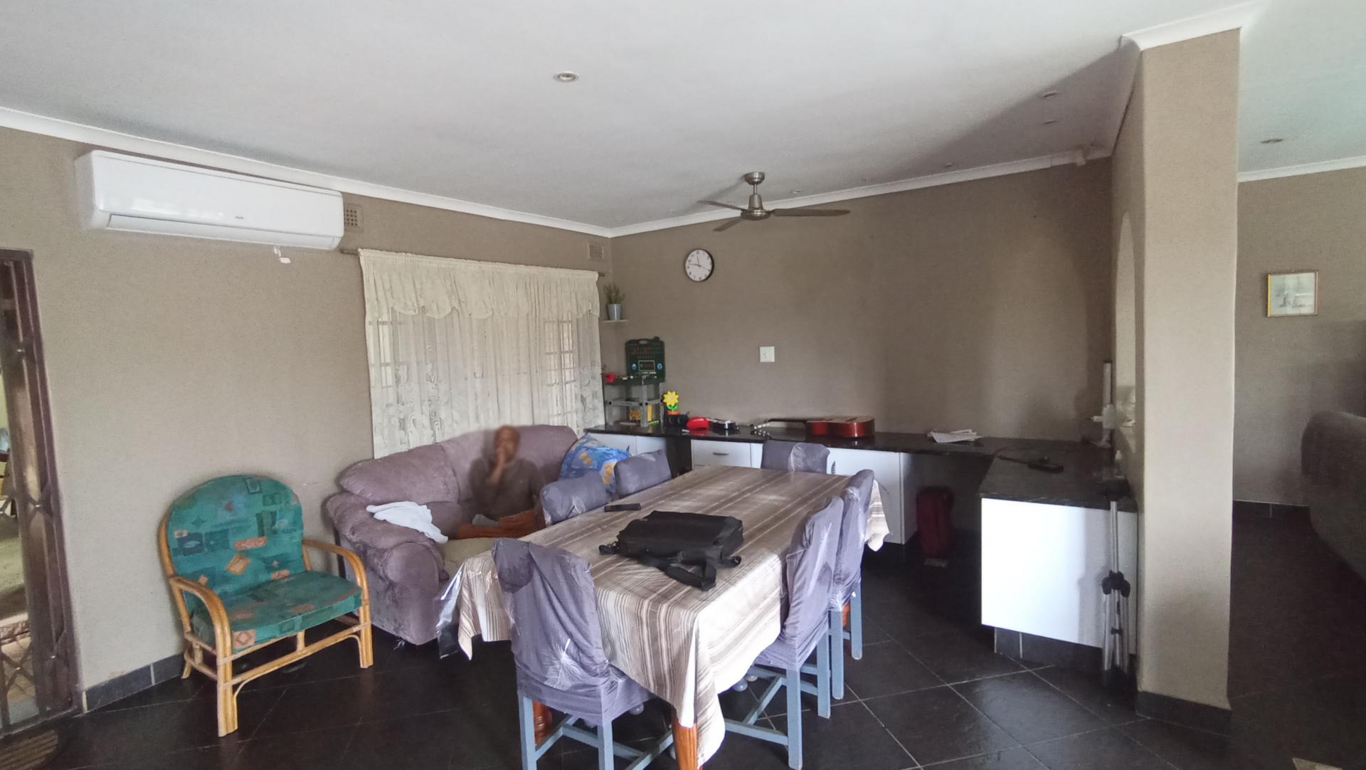 Dining Room of property in Glen Hills
