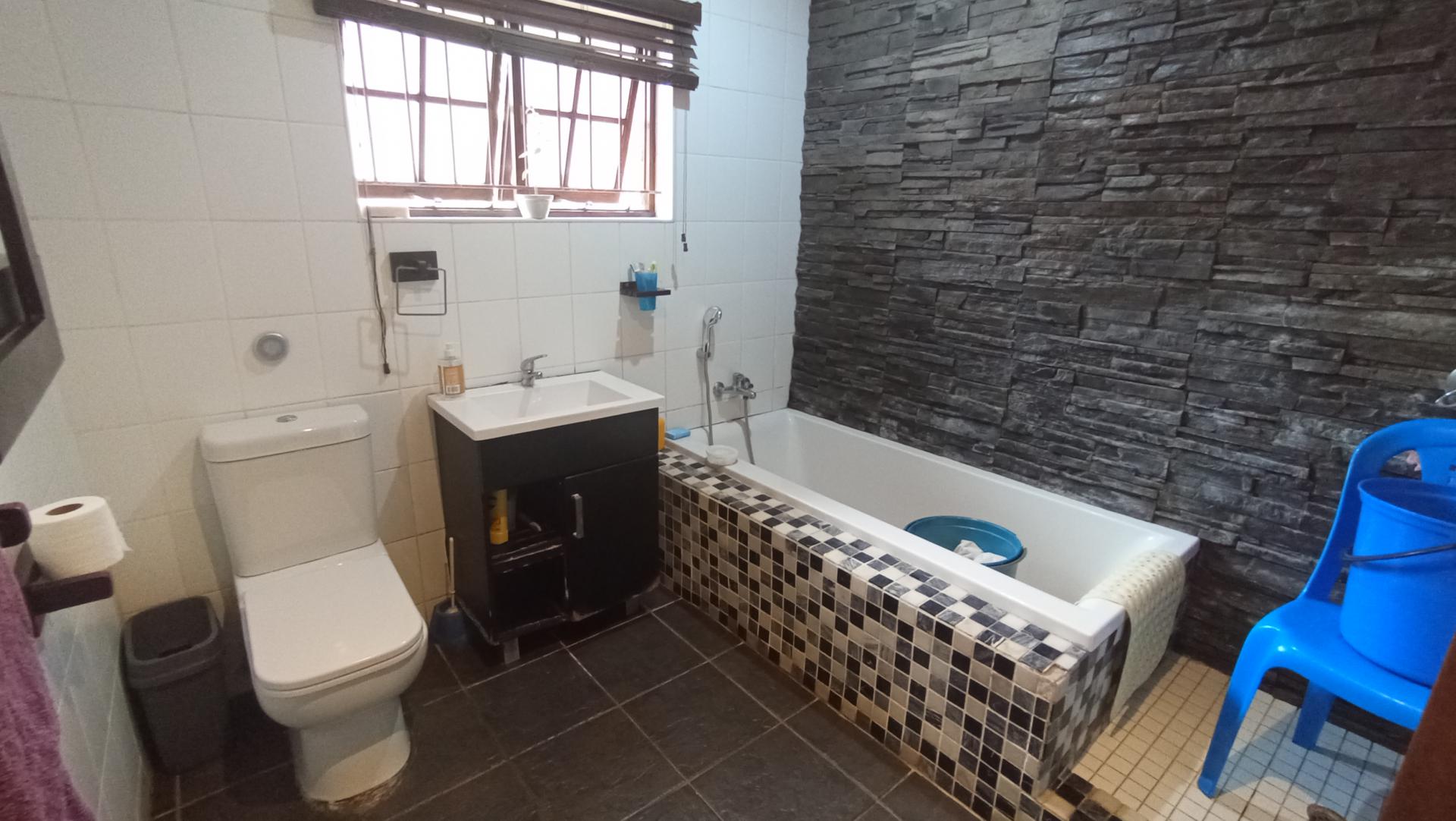 Bathroom 1 of property in Glen Hills