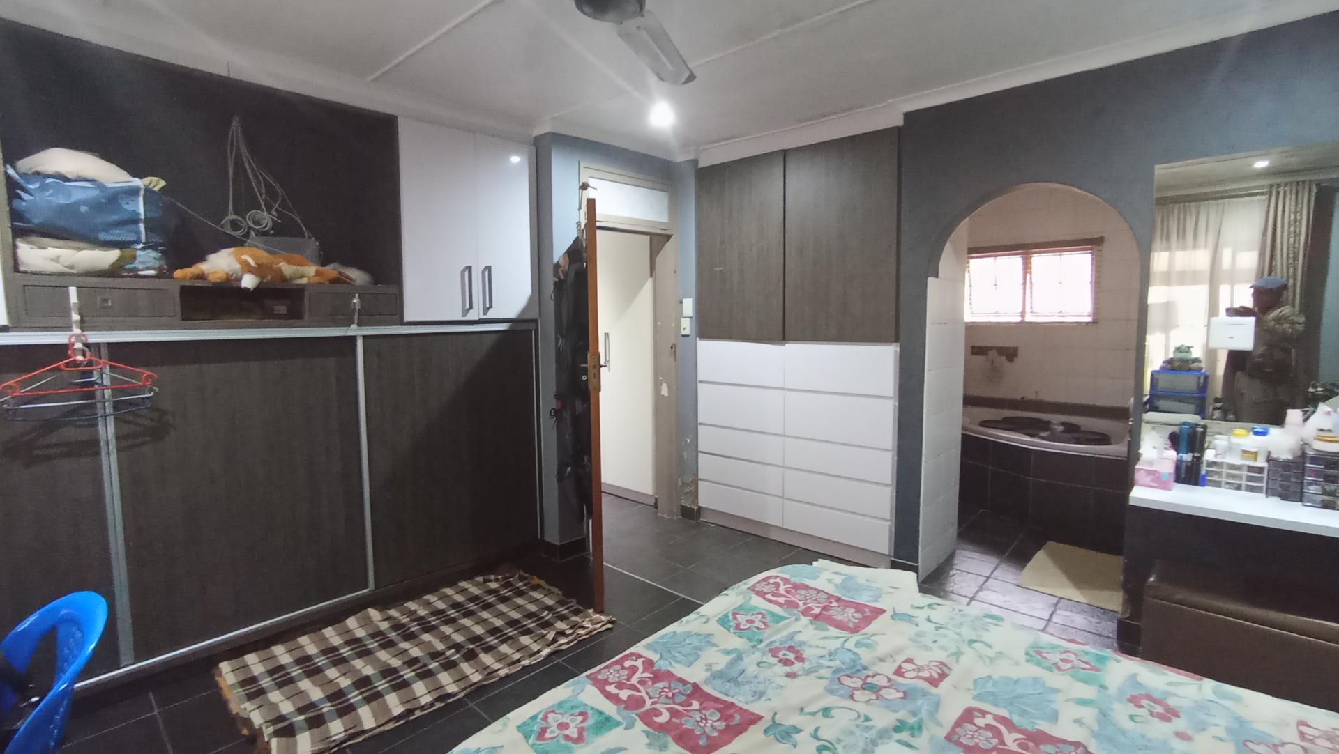 Main Bedroom of property in Glen Hills