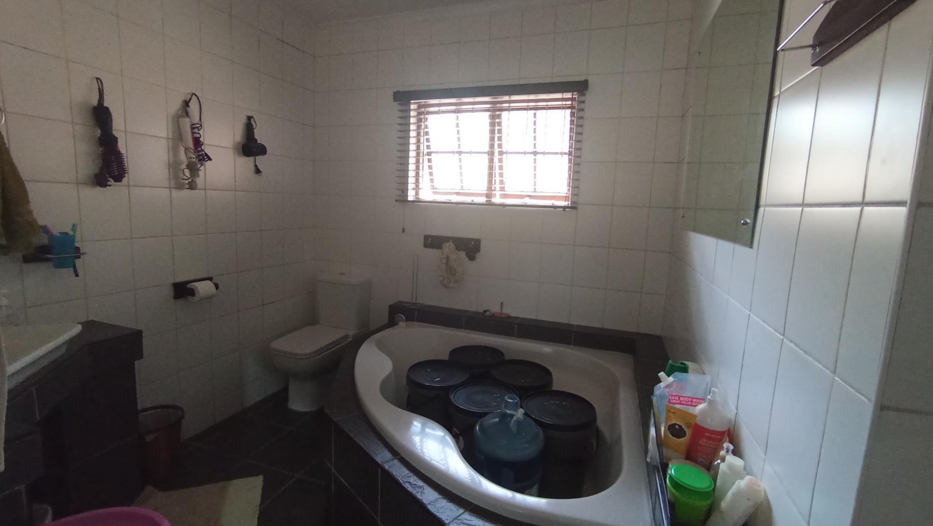 Main Bathroom of property in Glen Hills