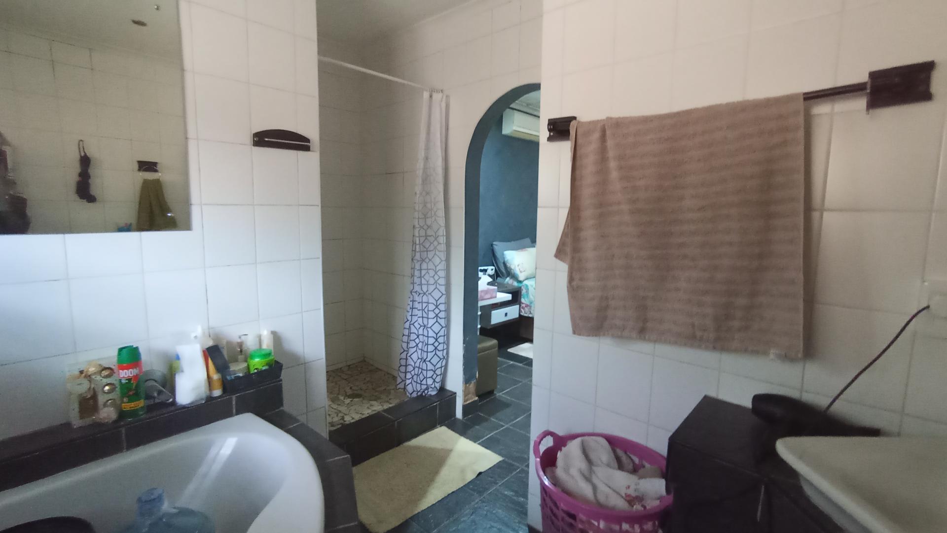 Main Bathroom of property in Glen Hills