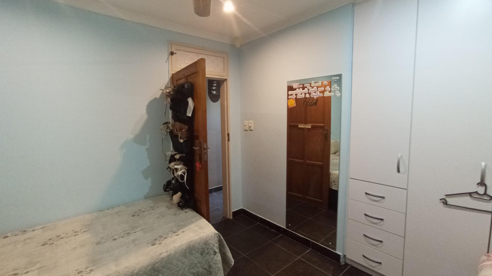 Bed Room 1 - 16 square meters of property in Glen Hills