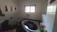 Main Bathroom of property in Glen Hills