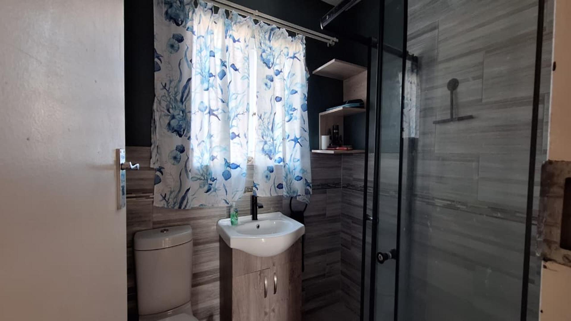 Bathroom 1 - 4 square meters of property in Beyers Park