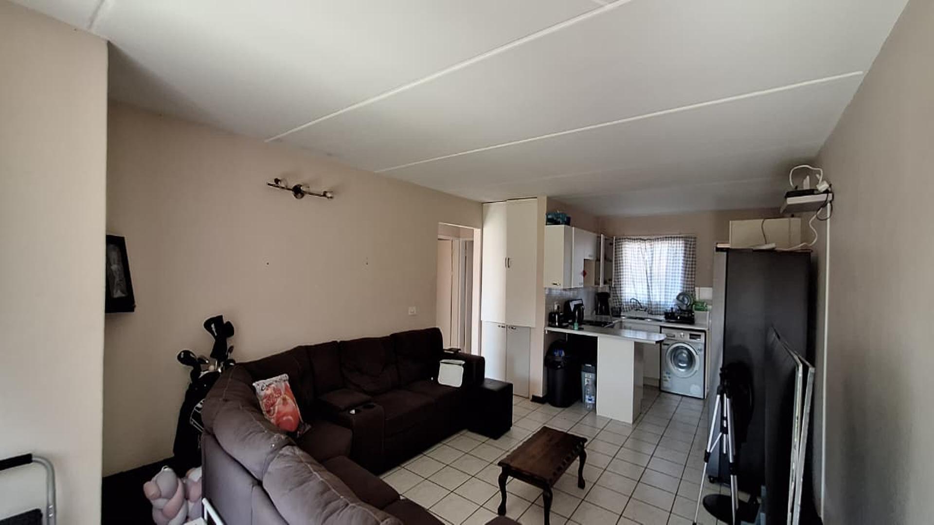 Lounges - 24 square meters of property in Beyers Park