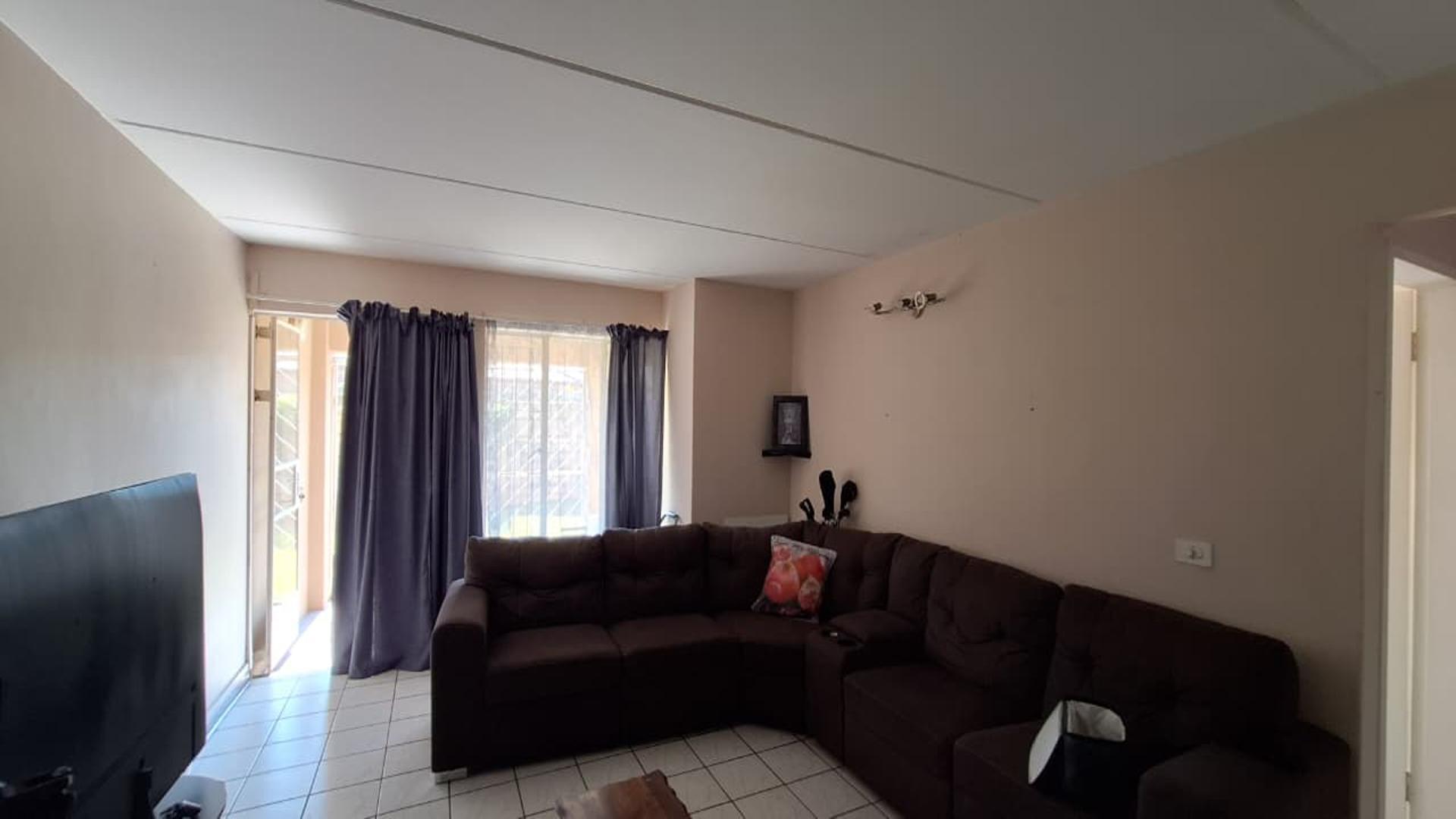 Lounges - 24 square meters of property in Beyers Park
