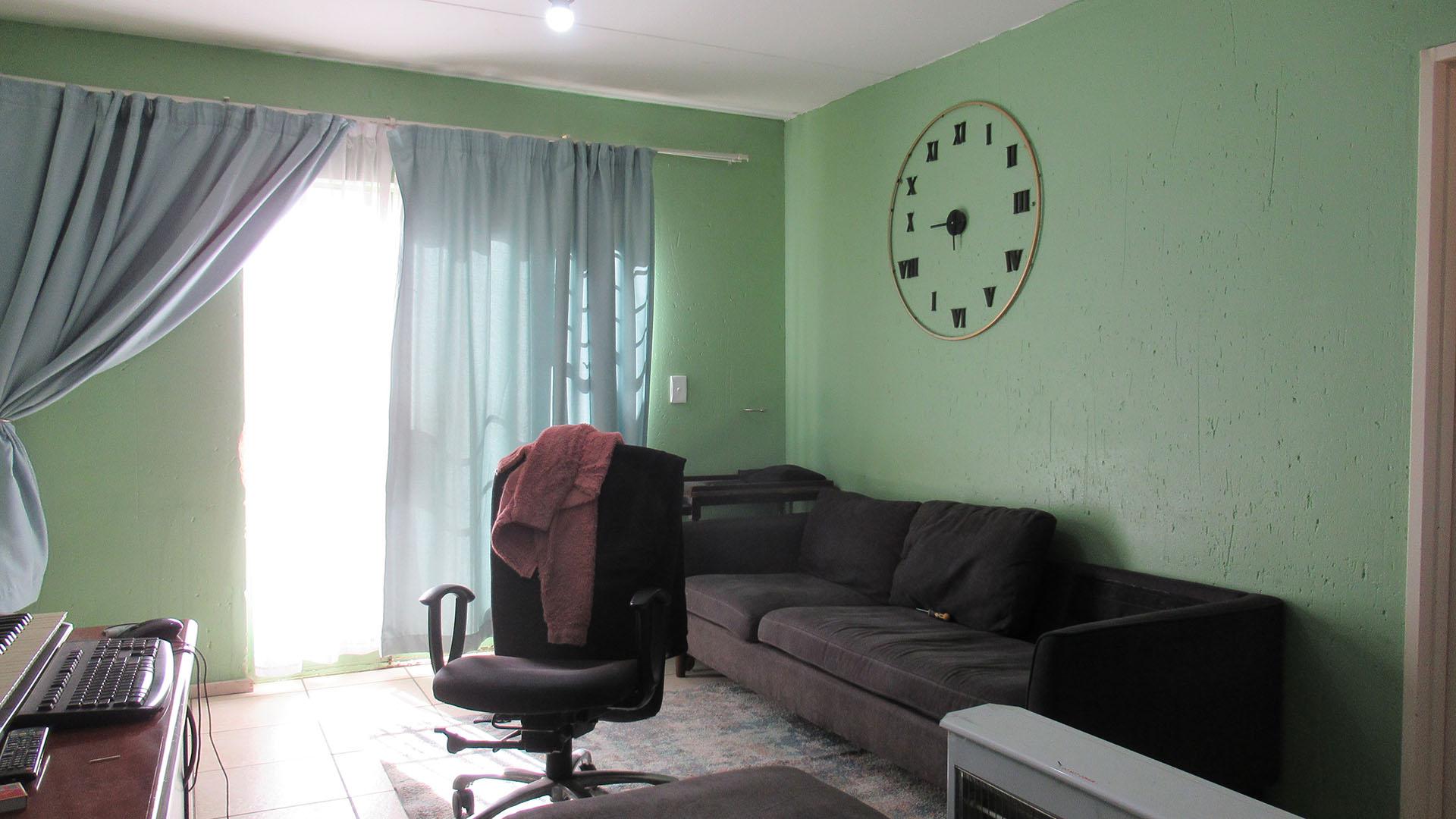 Lounges - 19 square meters of property in Klippoortje