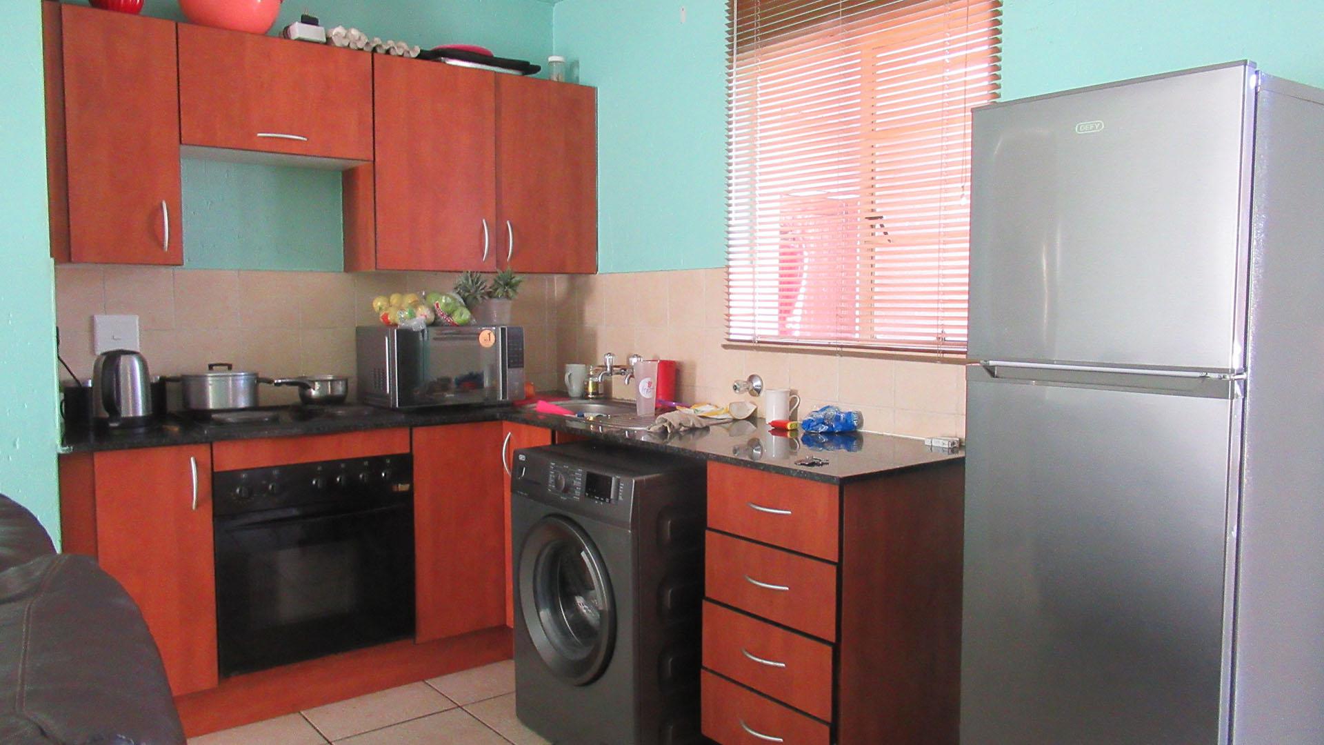 Kitchen - 9 square meters of property in Klippoortje