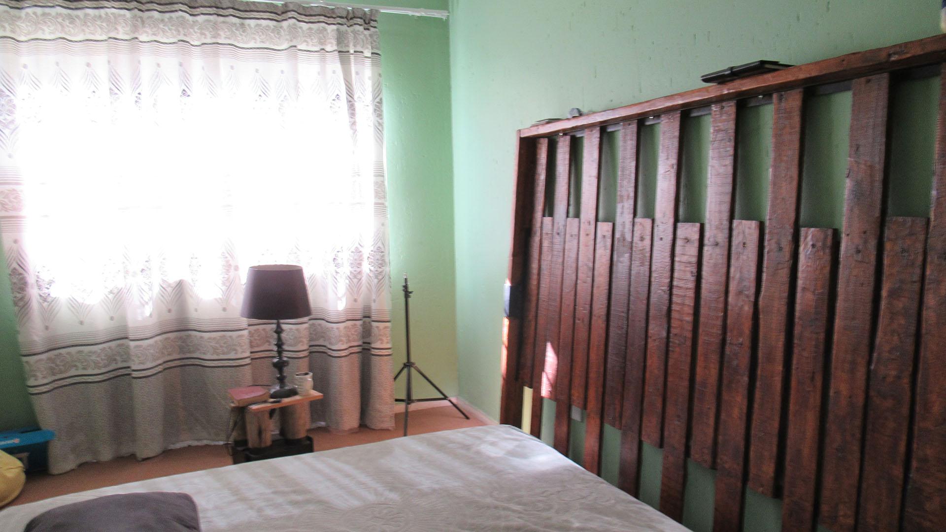Bed Room 1 - 17 square meters of property in Klippoortje