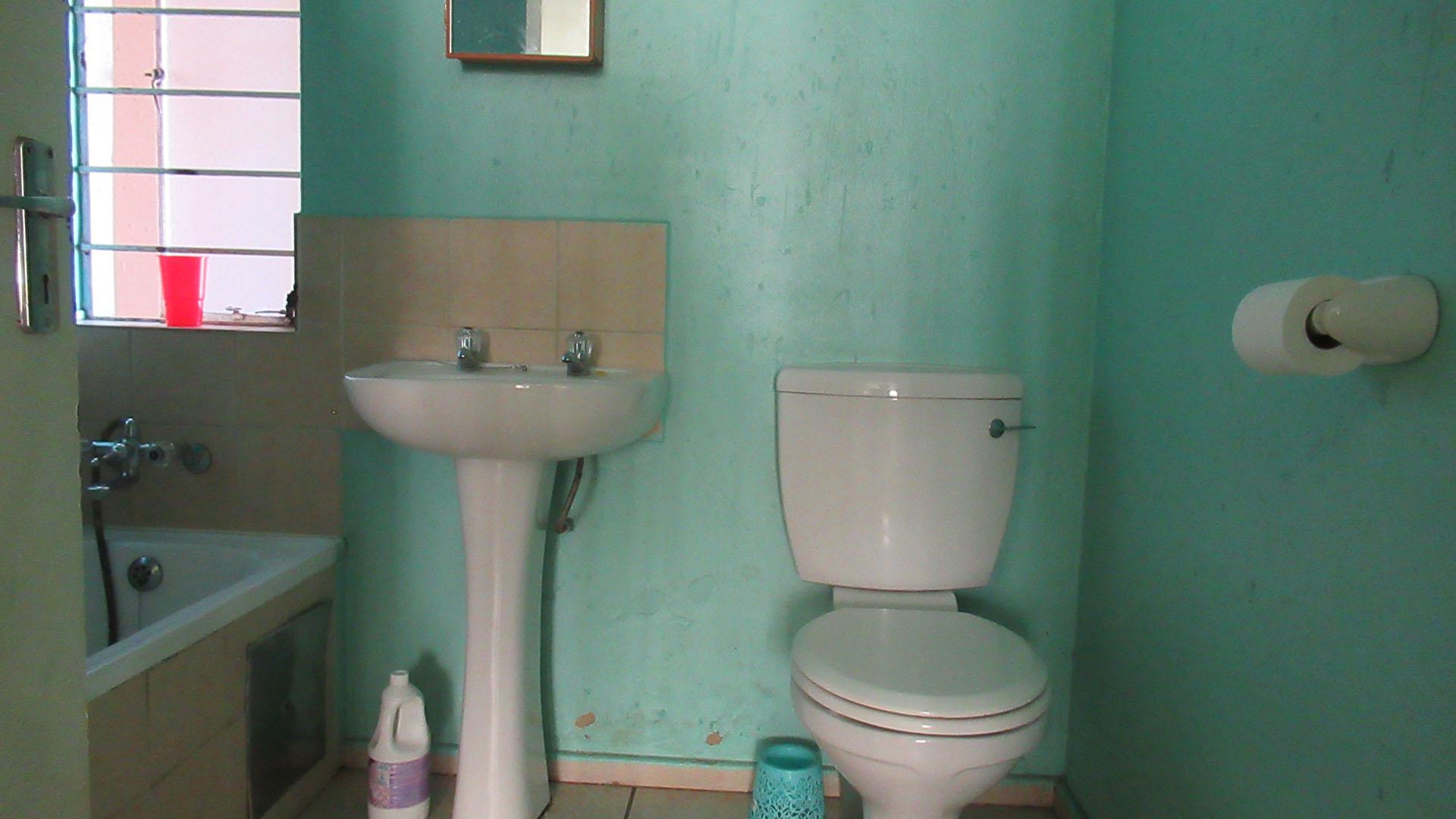 Bathroom 1 - 5 square meters of property in Klippoortje
