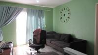 Lounges - 19 square meters of property in Klippoortje