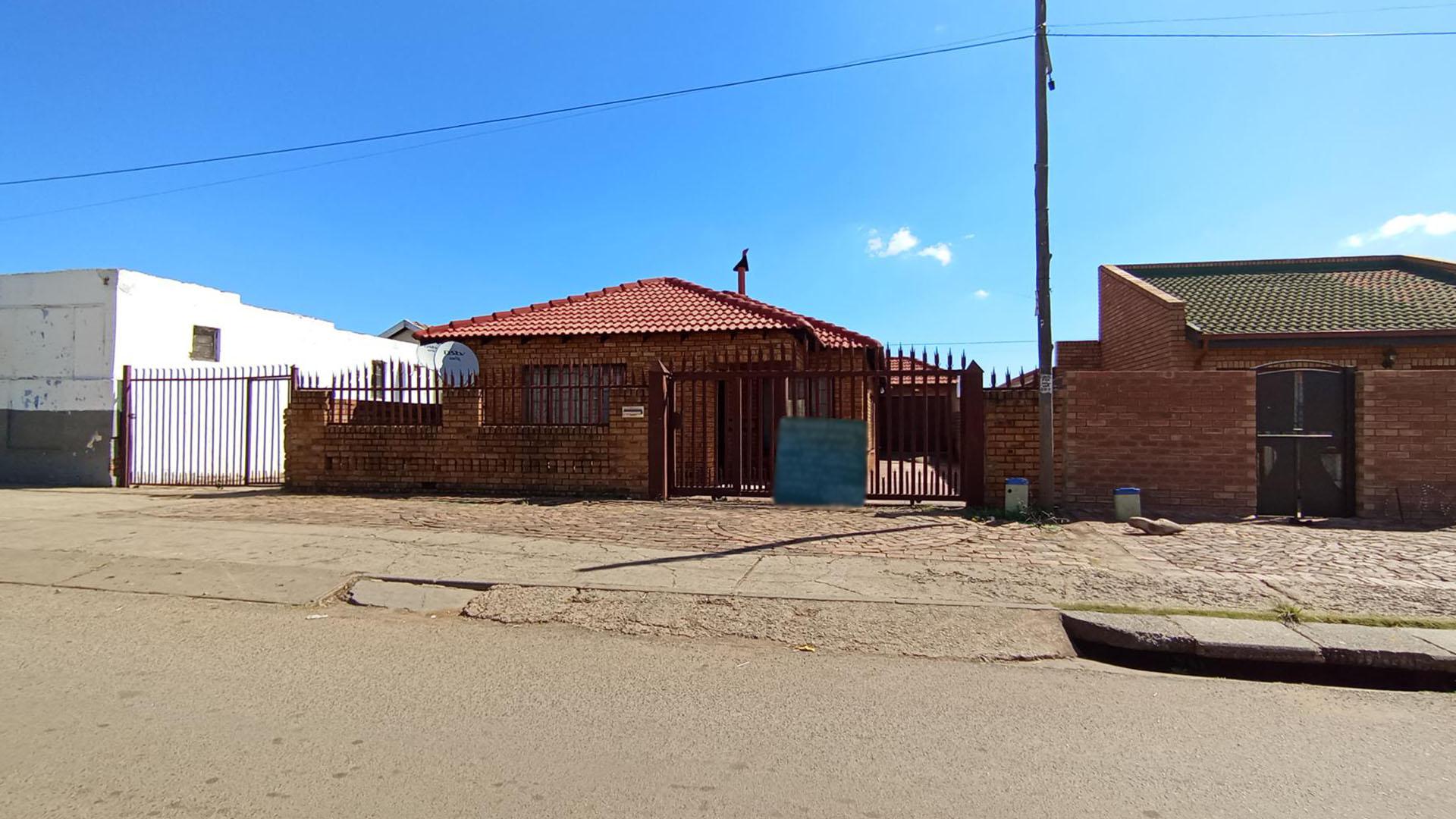 Front View of property in Nellmapius