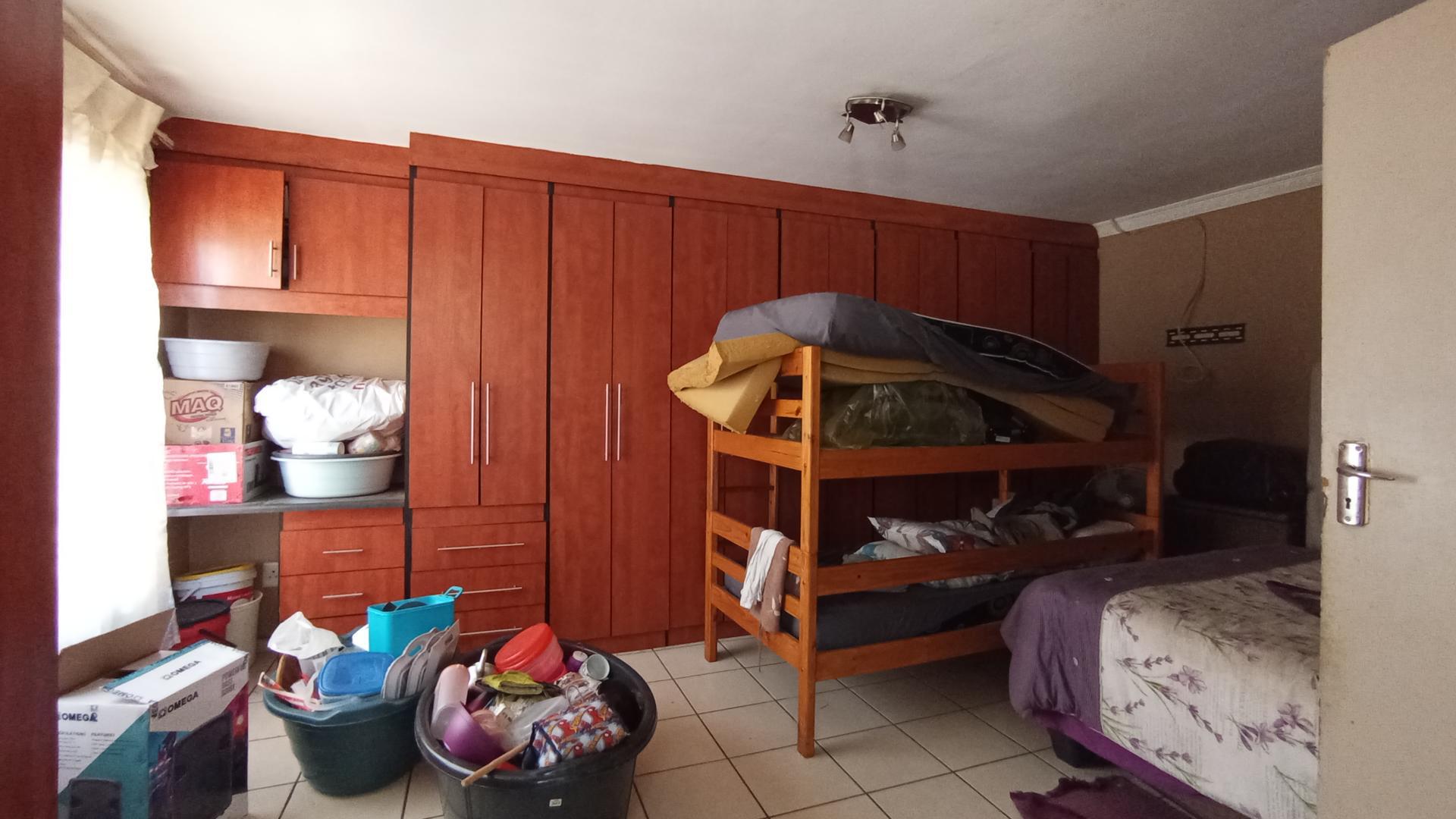 Main Bedroom - 24 square meters of property in Nellmapius