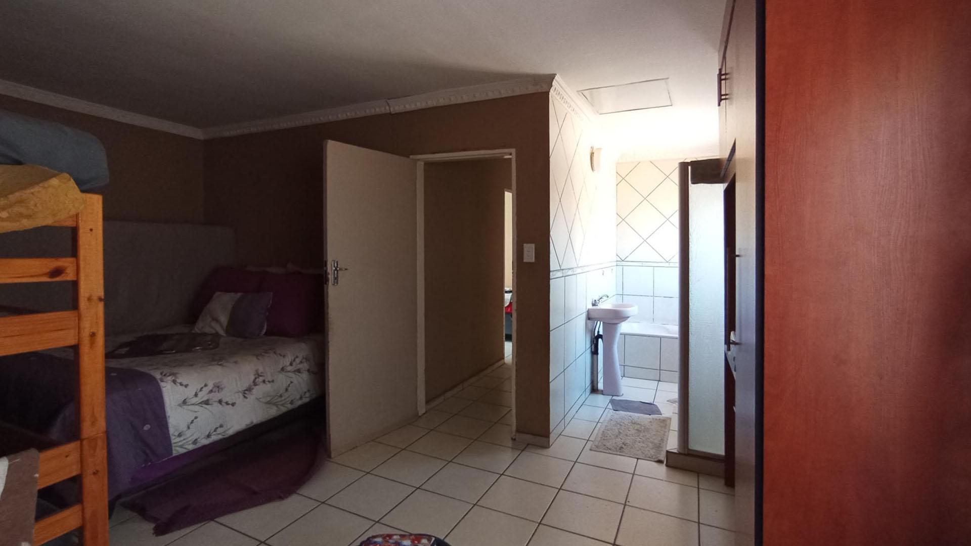 Main Bedroom - 24 square meters of property in Nellmapius