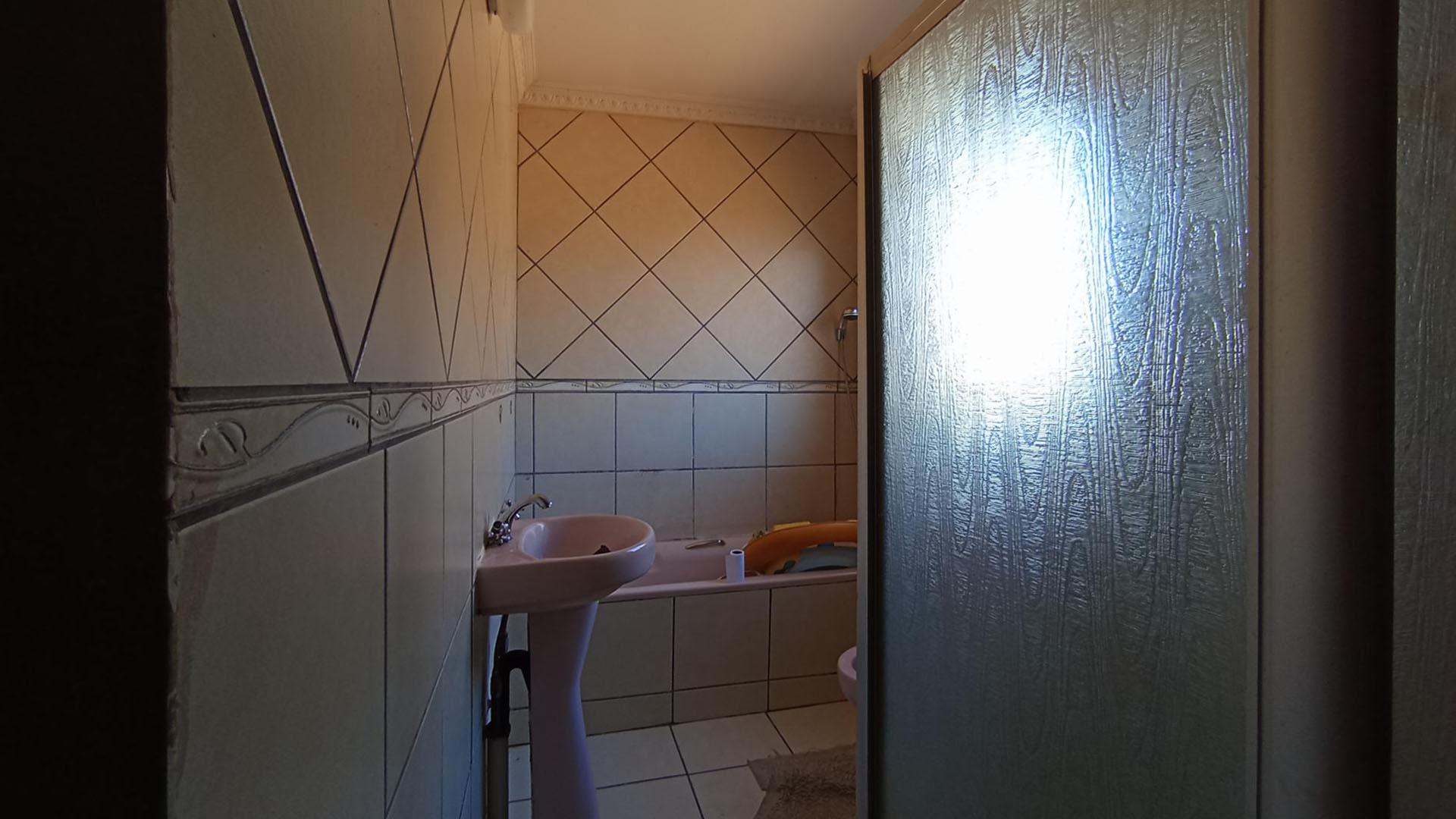 Main Bathroom - 5 square meters of property in Nellmapius