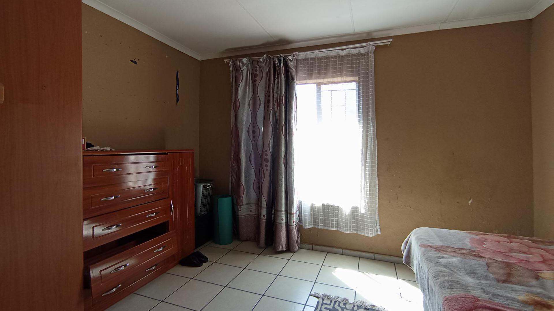 Bed Room 2 - 11 square meters of property in Nellmapius