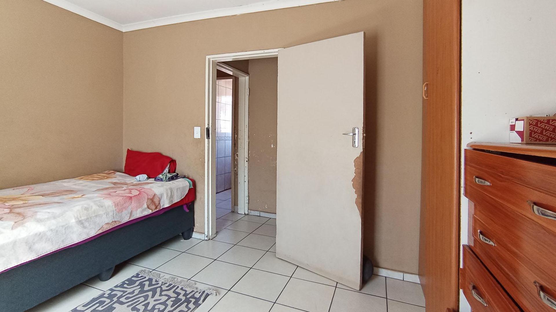 Bed Room 2 - 11 square meters of property in Nellmapius