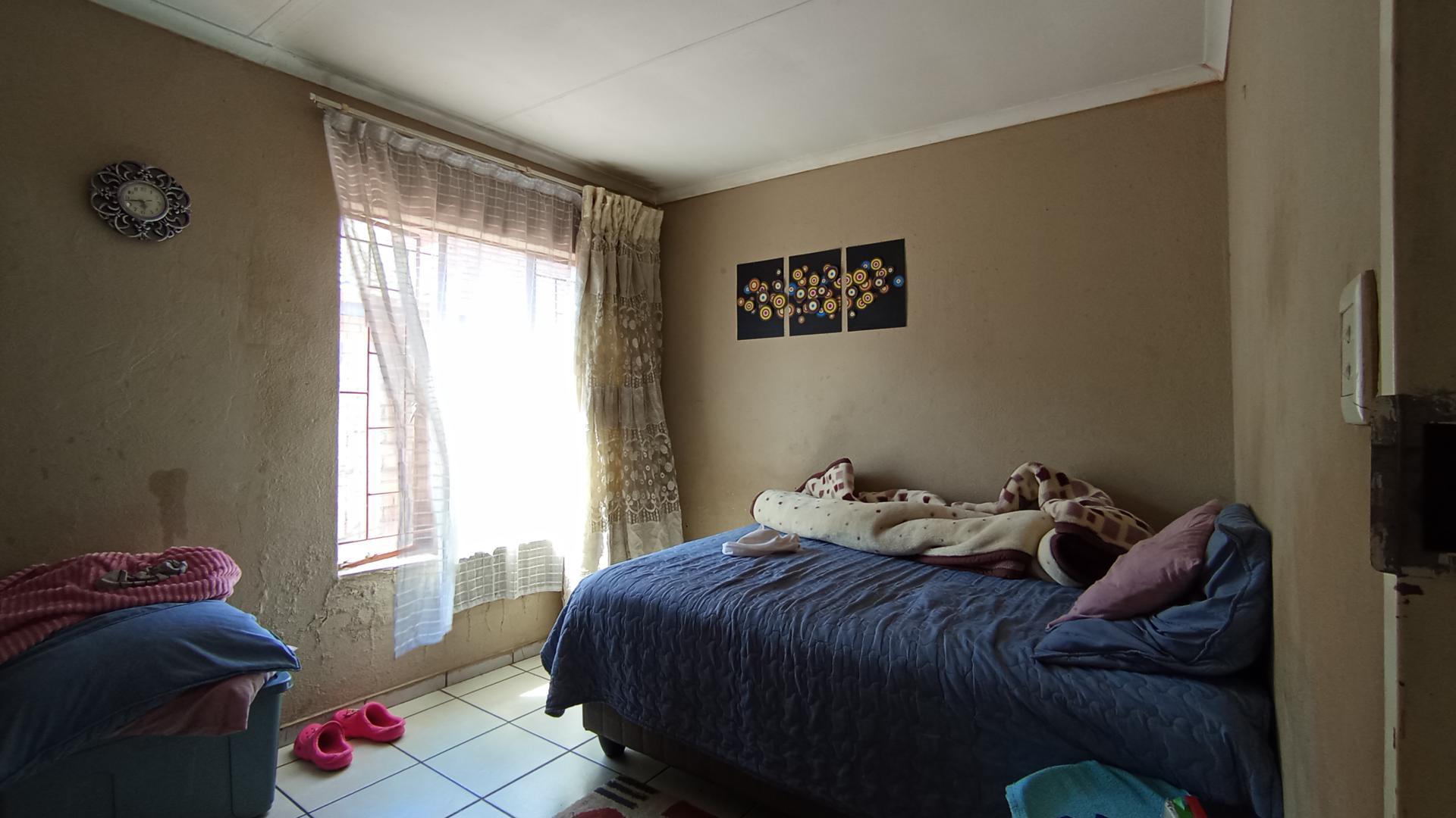 Bed Room 1 - 11 square meters of property in Nellmapius