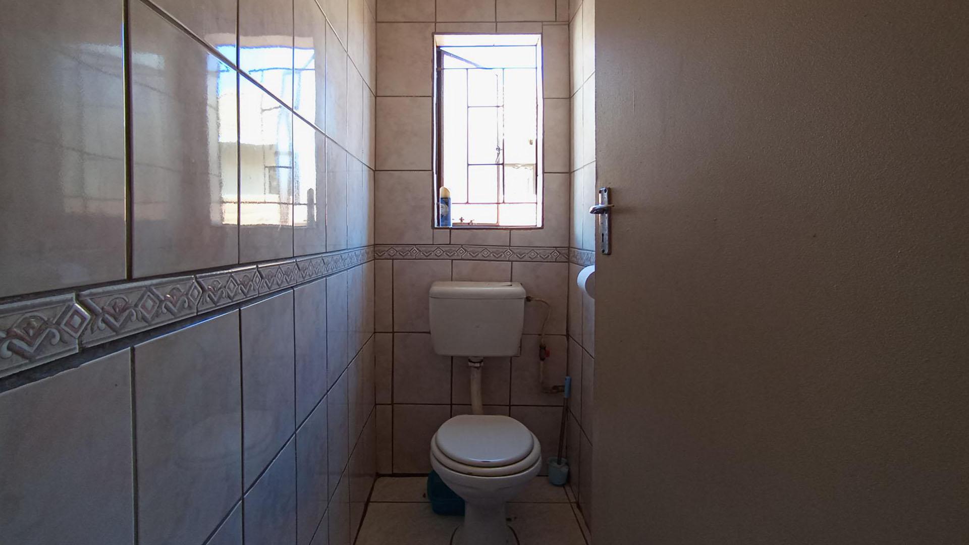 Bathroom 1 - 5 square meters of property in Nellmapius