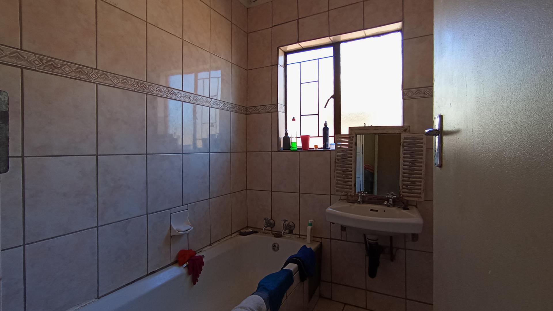 Bathroom 1 - 5 square meters of property in Nellmapius