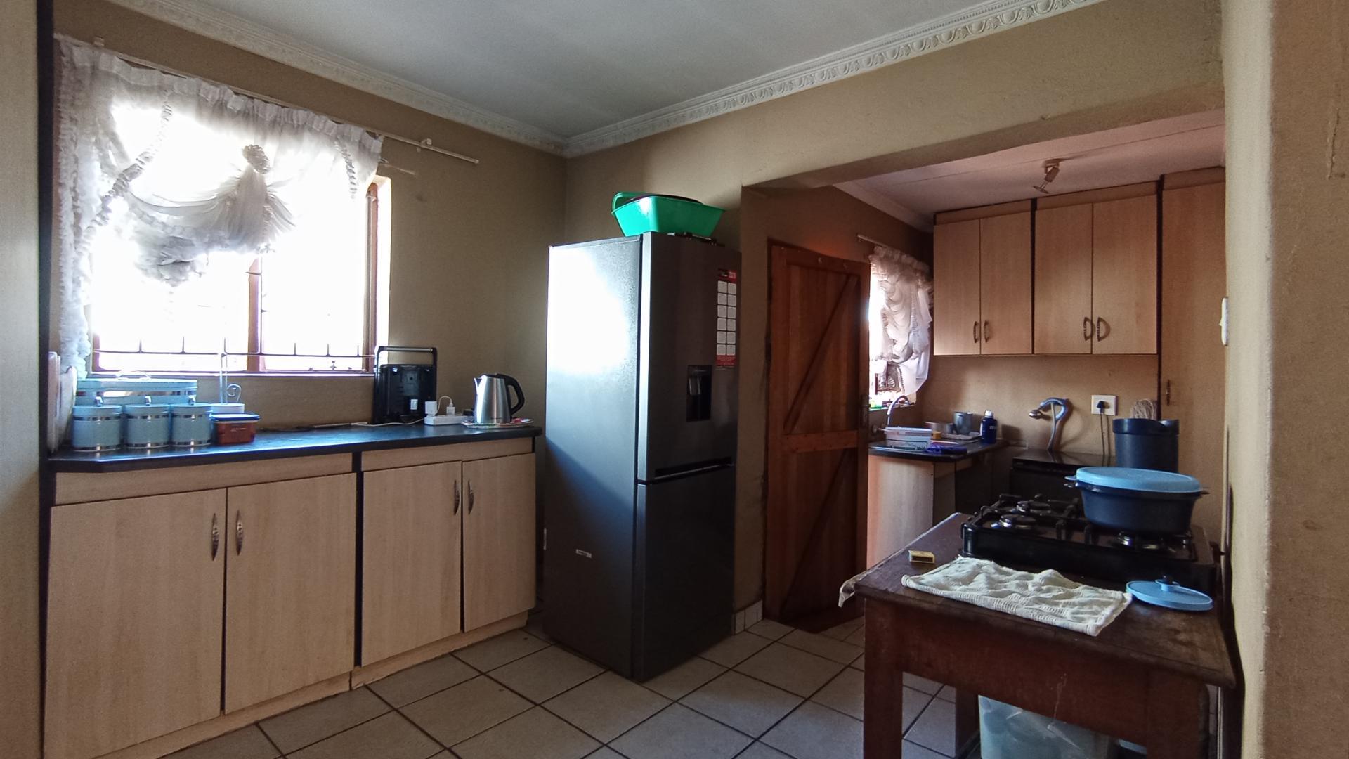 Kitchen - 10 square meters of property in Nellmapius