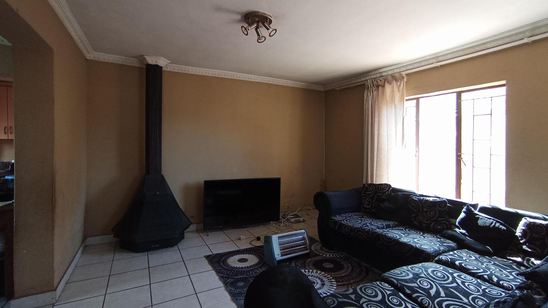 Lounges - 14 square meters of property in Nellmapius