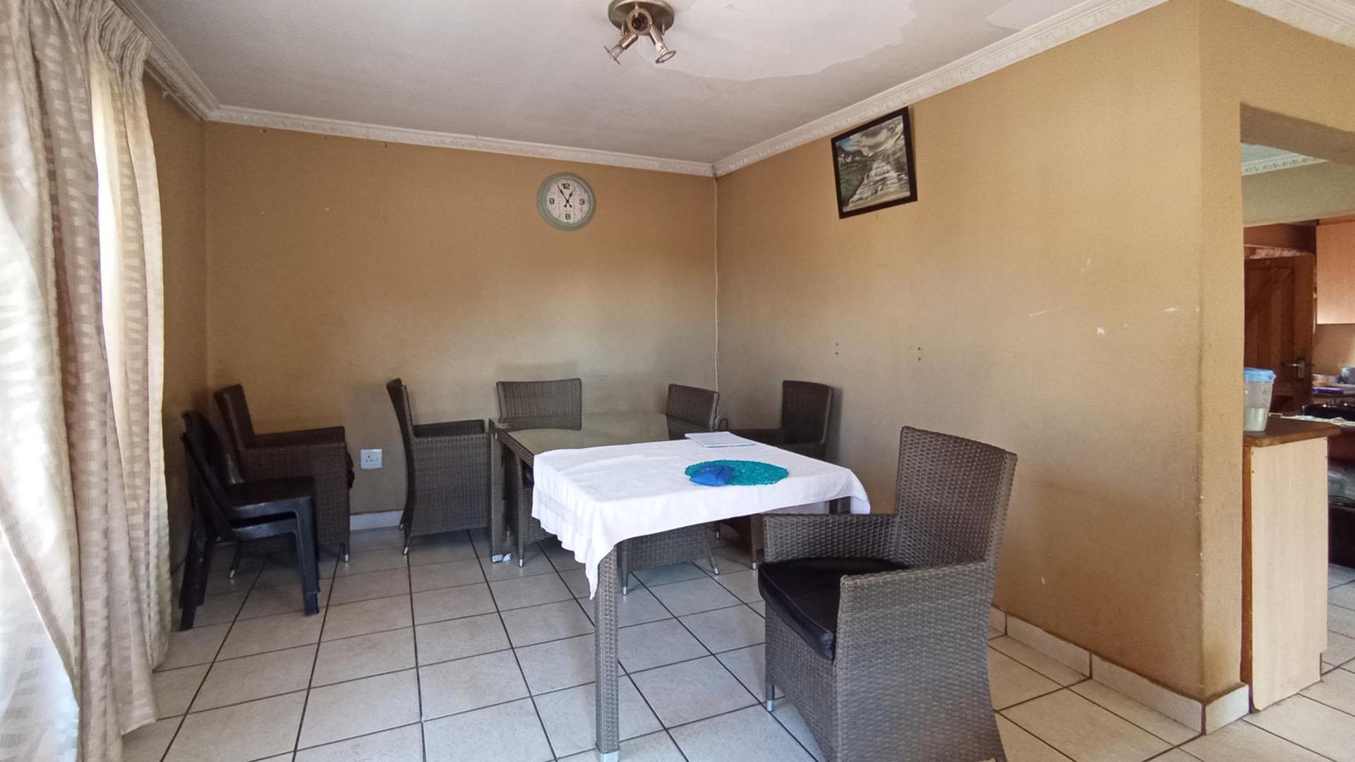 Dining Room - 14 square meters of property in Nellmapius