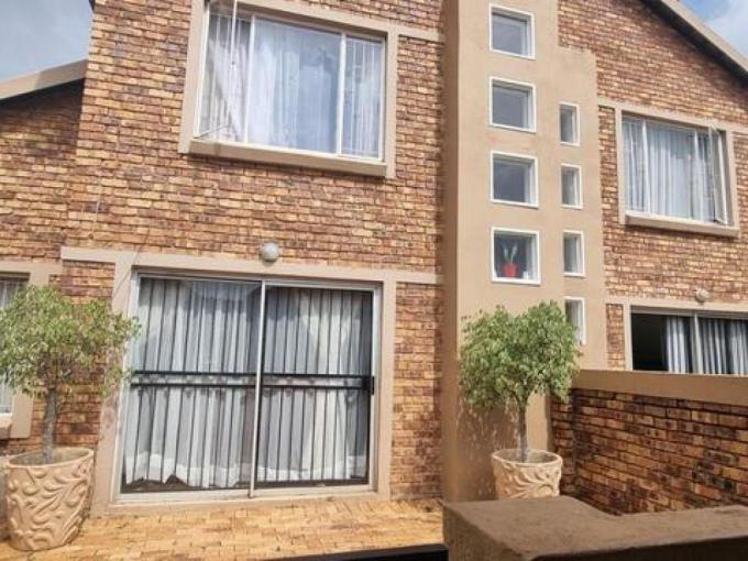 3 Bedroom Simplex for Sale For Sale in Heuwelsig Estate - MR711343