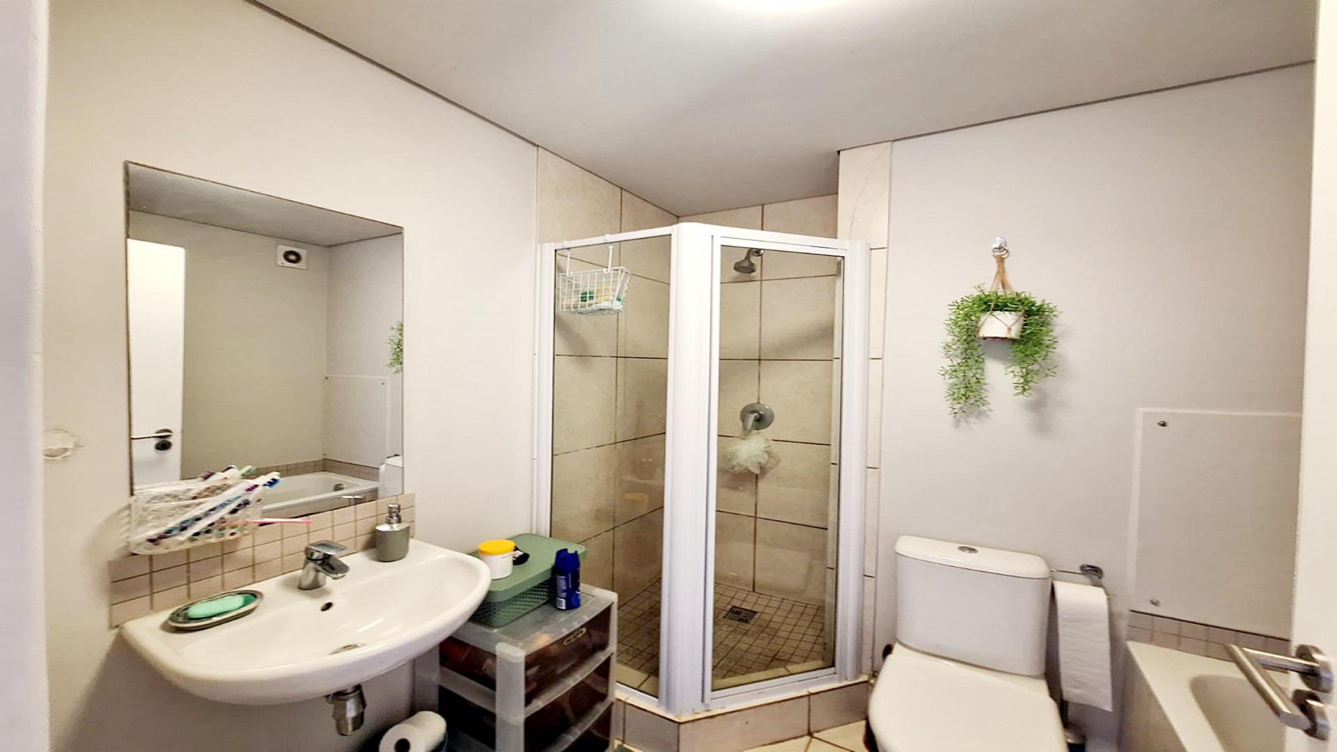 Bathroom 1 of property in Ballitoville