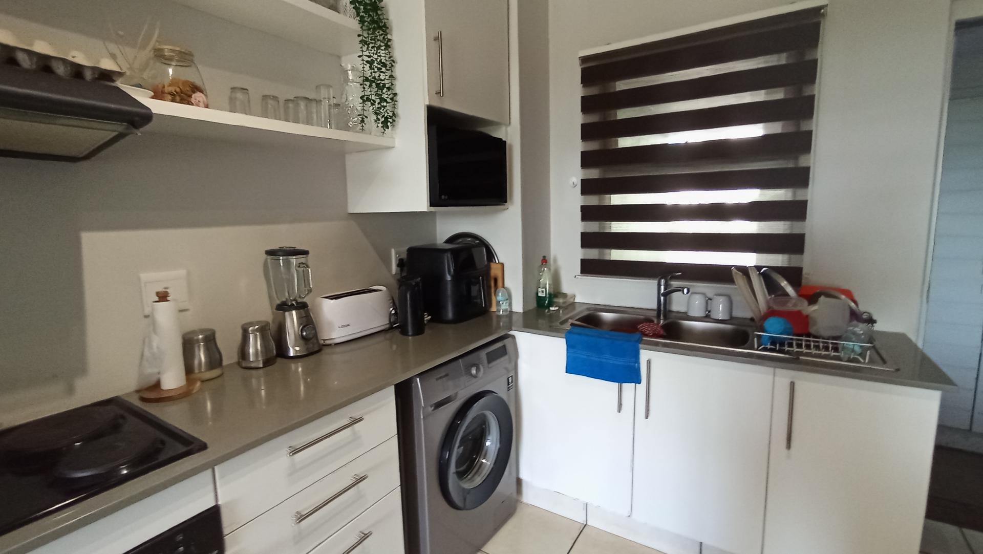 Kitchen - 12 square meters of property in Ballitoville