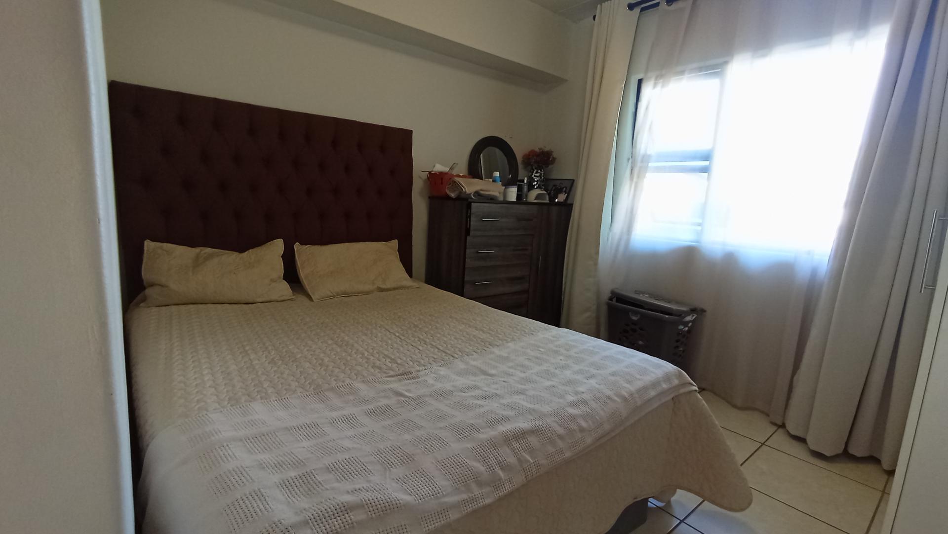Bed Room 1 - 13 square meters of property in Ballitoville