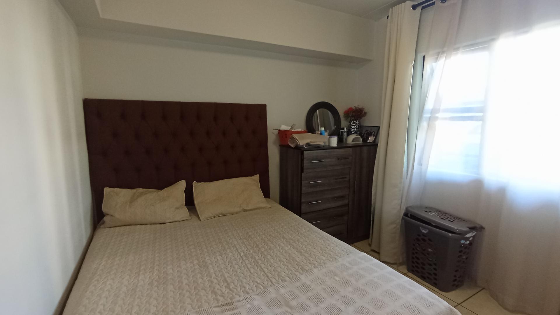 Bed Room 1 - 13 square meters of property in Ballitoville