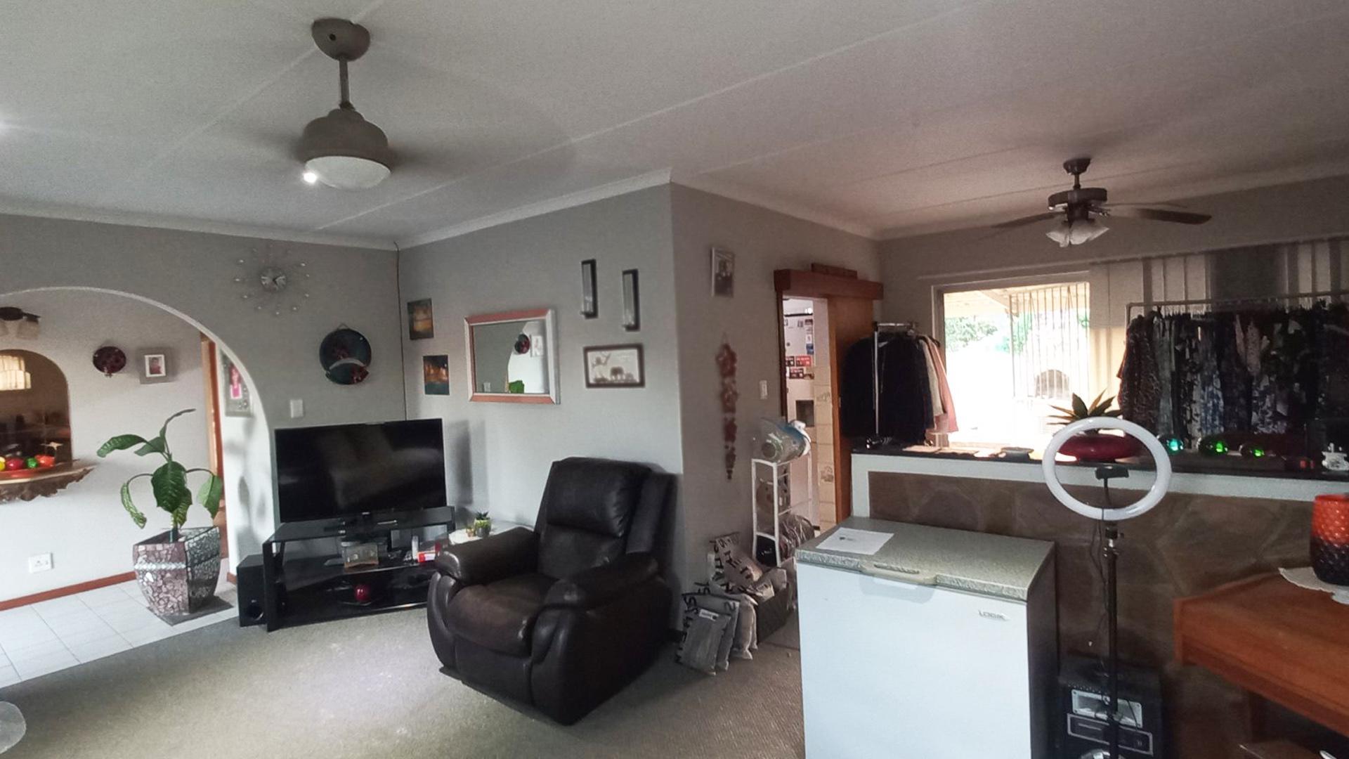 Lounges of property in Amalinda
