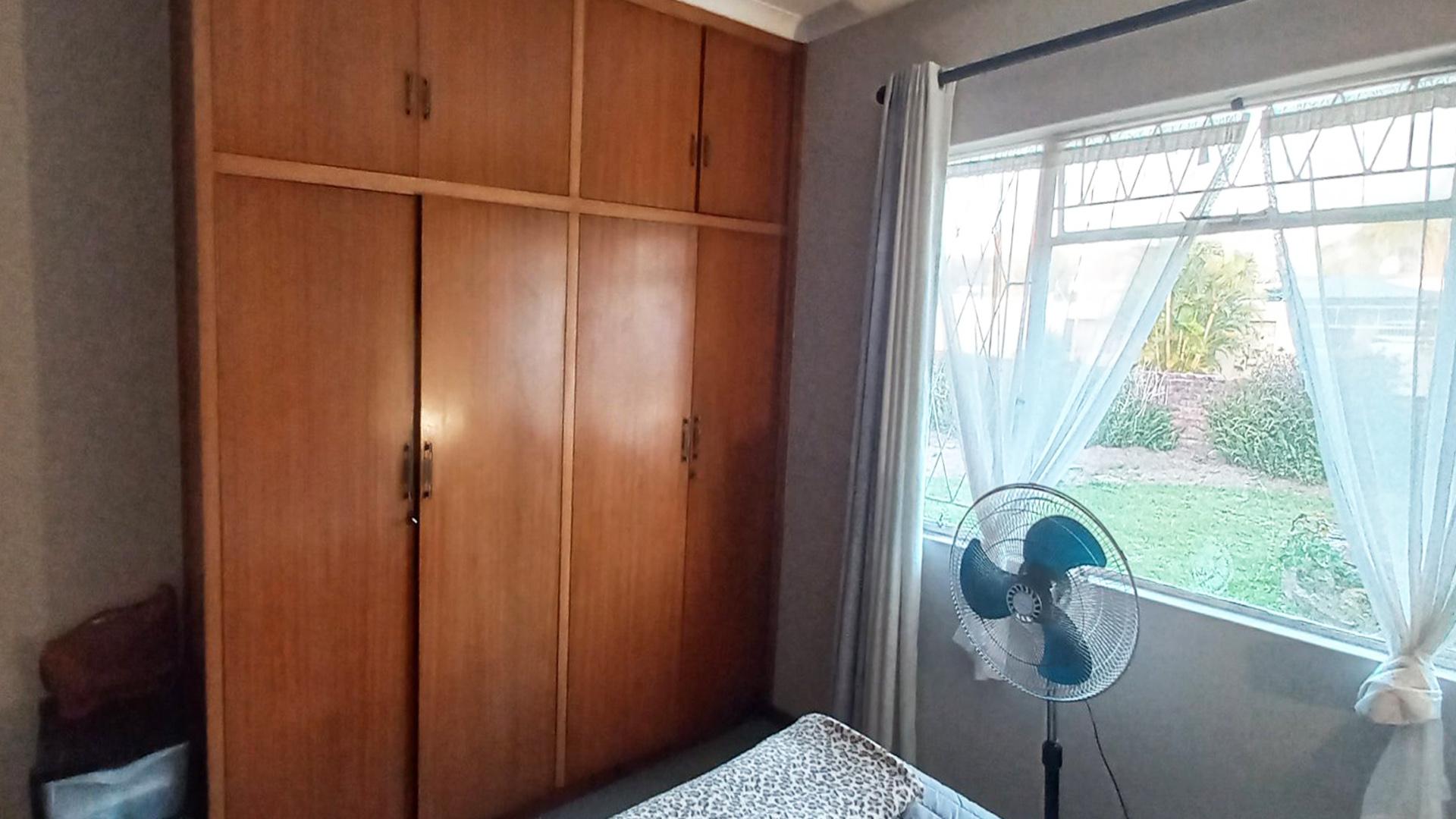 Bed Room 1 of property in Amalinda