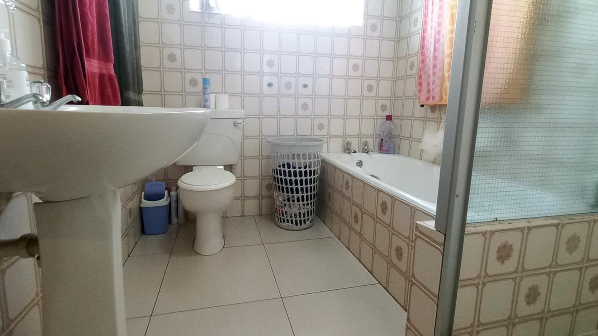 Bathroom 1 of property in Amalinda